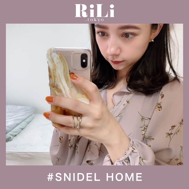 RiLiさんのインスタグラム写真 - (RiLiInstagram)「おうちでもかわいく✨【SNIDEL HOME】🌷⁣ .....⁣ SNIDELの新たなブランドが登場🎉【SNIDEL HOME（スナイデルホーム）】はおうち時間にぴったりのルームウェアが販売されているよ🌷大人っぽいデザインは1着は持っていたい💭💗⁣ シアバターやアルガンオイルなど美容成分が使われているものも🌱着心地と肌なじみがよいと、着心地もバツグンなの👼🏻⁣ 着圧ソックスやルームシューズもあるからチェックしてみてね😽おうちでもかわいいルームウェアを着て女子力を上げちゃおう🎶⁣ ❣❣❣❣❣⁣ サイトやSNSで掲載させていただくお写真募集中😘📸⁣ かわいいコーデやアイテム、注目スポットなどが撮れたら、ハッシュタグ→#rili_tokyo  を付けて投稿❗⁣ ．⁣ Special Thanks💋 Photo by⁣ ⁣@marina_marie_l⁣ @marina_marie_l⁣ @snidel_akarihanda⁣ @snidel_moe⁣ @snidel__yurika⁣ @snidel___yuho__________⁣ @minami2020⁣ ．⁣ #秋 #SNIDELHOME #スナイデルホーム #スナイデル #snidel #おうち時間 #マイホーム #部屋着 #ルームウェア #女子力 #置き画 #シュシュ #ヘアスタイル #一人暮らし #シンプルコーデ #ガーリーコーデ #置き画 #置き画くら部 #今日のコーデ #コーデ #コーディネート #rili_tokyo #おしゃれさんと繋がりたい #お洒落さんと繋がりたい #ファッション #패션스타그램 #ootd #outfit」10月20日 18時01分 - rili.tokyo