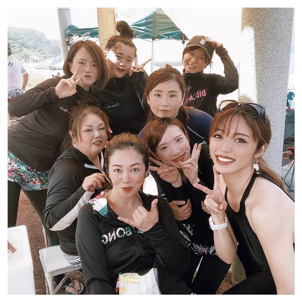 ARIKAのインスタグラム：「夏が恋しい…😢🌻 . 最近急に寒いね〜🌨❄️ 夏が大好きだから恋しくなる🥺 また来年香川で海遊びするぞ💙  Q.私のママはどーれだ❓🤓❓ . #kagawa #family #bbq #winter #sea #水着 #workout #makeup #hair #me #girl #swag #l4l #love #selfie #bestoftheday #followme #東京 #写真好きな人と繋がりたい #お洒落さんと繋がりたい #犬 #フォロー #데일리룩 #메이크업 #셀피그램 #팔로우미 #멋스타그램」