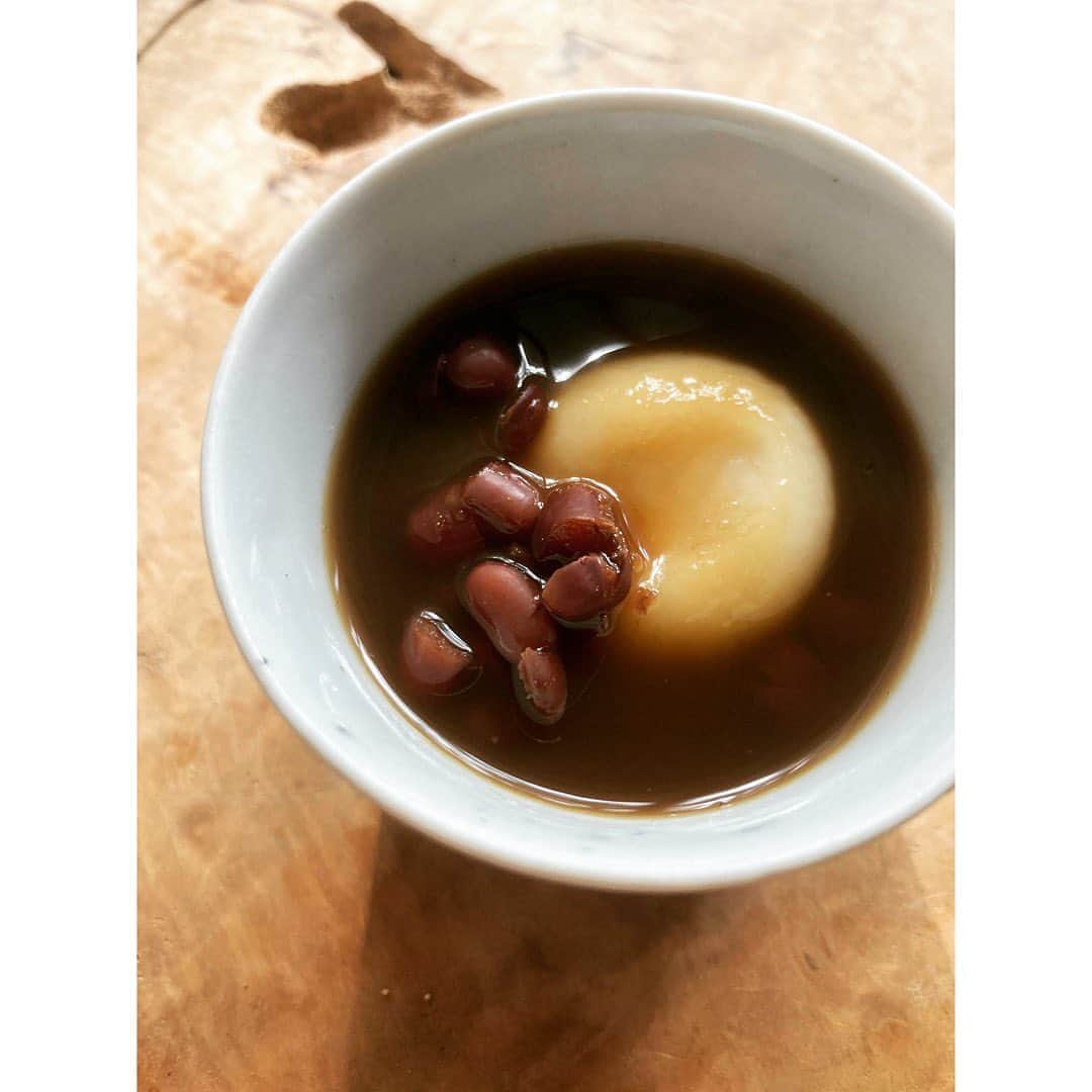 journaleatripのインスタグラム：「azuki   加減　塩梅が得意の おおらか料理好きのあなたへ。  大同電鍋が活躍する時季となりました。 材料いれてスイッチポン ガタガタと 存在アピールするも 活躍時はだいたい家人居ぬ間。 帰宅時には安心ホカホカ料理ができあがる。 .  ハイテク&高性能のキッチンツール ご紹介ページがキラキラする中 後ろの方に 包み隠さず冷蔵庫の中身とともに 大同電鍋のあれこれ料理と使い方 静かに載っております。。 もしよろしければ。 今朝は塩が効いた 黒糖キビ糖で塩が効いた小豆と林檎酵母白玉  . #大同電気鍋#美しいキッチンと道具#casabrutus#台湾#大同電鍋3台あるのみの台所みました#塩味効いた小豆#お砂糖は黒糖とキビ糖ブレンドで#林檎酵母白玉」
