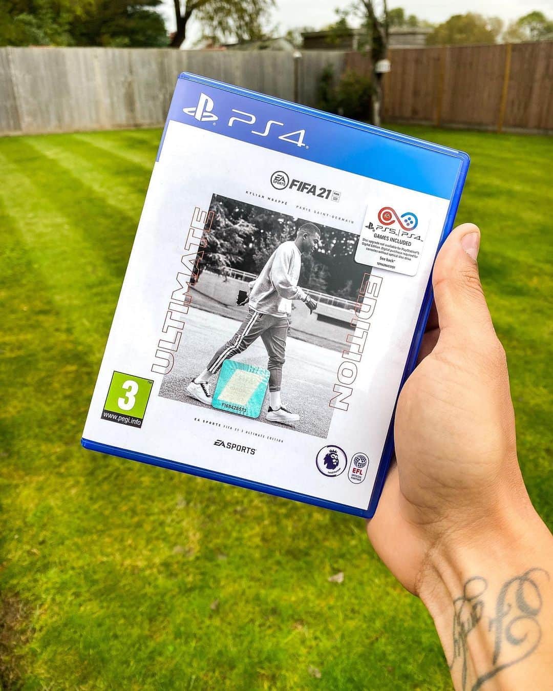 F2Freestylersのインスタグラム：「Easiest giveaway you’ll see today! Giving away FOUR @easportsfifa 21 games! Two for Xbox, two for PS4! • I’ve typed four random emojis in my notes 📝 ...LIKE this post & COMMENT an emoji. The winners will be people who simply guess the right emoji! I will personally send you the games in 24 hours! Let’s go! ☺️🙌🏽🙌🏽🙌🏽 #FIFA21 #WinAsOne」