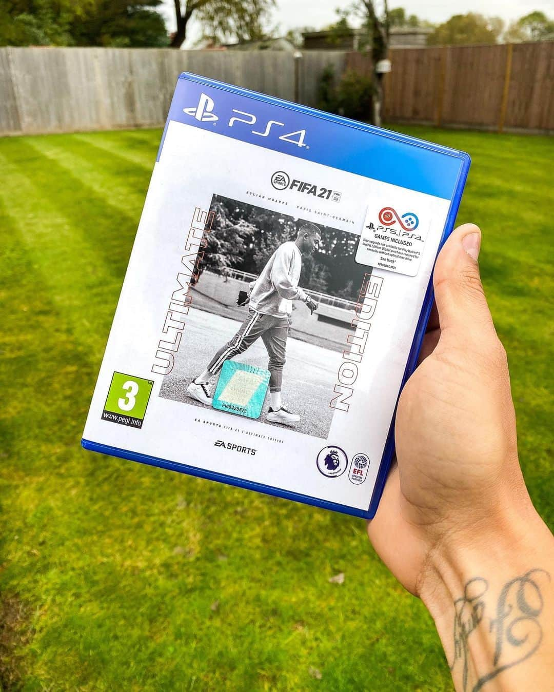 F2Freestylersさんのインスタグラム写真 - (F2FreestylersInstagram)「Easiest giveaway you’ll see today! Giving away FOUR @easportsfifa 21 games! Two for Xbox, two for PS4! • I’ve typed four random emojis in my notes 📝 ...LIKE this post & COMMENT an emoji. The winners will be people who simply guess the right emoji! I will personally send you the games in 24 hours! Let’s go! ☺️🙌🏽🙌🏽🙌🏽 #FIFA21 #WinAsOne」10月20日 18時02分 - thef2