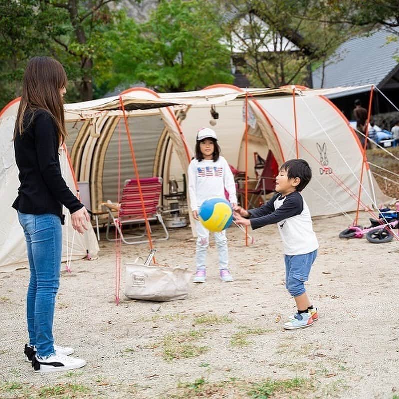 キャンプ情報サイト［ランタン］さんのインスタグラム写真 - (キャンプ情報サイト［ランタン］Instagram)「CAMP SMILE STYLE ／ エルロンの冷蔵庫で 保冷材から解放 ＼ いろんなキャンパーのキャンプスタイルを現地取材と一般キャンパーからの投稿で数多く掲載してます。 . . 詳しくは @lantern.camp webサイトをご覧ください . . #camp #camping #outdoor #travel #trip #lantern_smile #nature #キャンプ #キャンプ用品 #アウトドア #テント #自然 #旅行 #キャンプ初心者 #キャンプ好きな人と繋がりたい #キャンプスタイル #LANTERN #キャンプギア #こだわりキャンプギア #エルロン #エルロン_3way冷蔵庫 #aileron #DOD #カマボコテント #モンベル #mont-bell #マグカップ #秋キャンプ #ファミリーキャンプ #青川峡キャンピングパーク」10月20日 18時02分 - lantern.camp