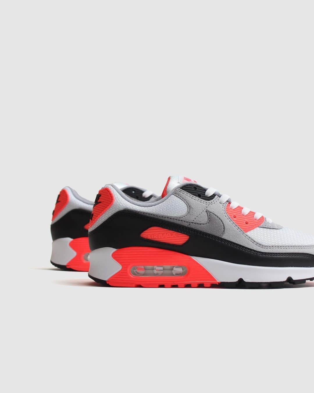 A+Sのインスタグラム：「2020. 10. 22 (thu) in store﻿ ﻿ ■NIKE AIR MAX Ⅲ﻿ COLOR : WHITE/BLACK-COOL GREY-RADIANT RED﻿ SIZE : 26.0cm - 29.0cm﻿ PRICE : ¥15,500 (+TAX)﻿ ﻿ この忠実なリメイクは、30年間スニーカー愛好家の注目を集めてきた。贅沢な履き心地とステッチされたオーバーレイを維持しながら、OGカラーをベースにカラーミックスし、これまで歩んできた歴史を表現しています。クラシックなTPUのアクセントと、レトロなタンラベルを含む90年代初頭のマイクロディテールが、ファンにはたまらない一足です。﻿ ﻿ This faithful remake has been the focus of sneaker lovers for 30 years. While maintaining luxurious comfort and stitched overlays, the color mix is based on the OG color, expressing the history of the past. Classic TPU accents and early 90's microdetails, including retro tan labels, are a must-have for fans.﻿ ﻿ #a_and_s﻿ #NIKE﻿ #NIKEAIRMAX﻿ #NIKEAIRMAXIII﻿ #NIKEAIRMAX3」