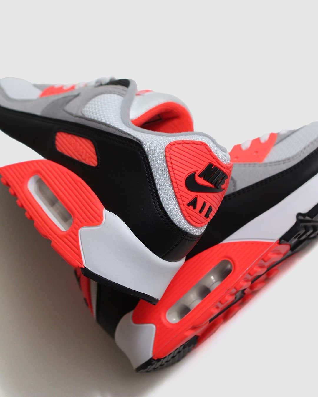 A+Sのインスタグラム：「2020. 10. 22 (thu) in store﻿ ﻿ ■NIKE AIR MAX Ⅲ﻿ COLOR : WHITE/BLACK-COOL GREY-RADIANT RED﻿ SIZE : 26.0cm - 29.0cm﻿ PRICE : ¥15,500 (+TAX)﻿ ﻿ この忠実なリメイクは、30年間スニーカー愛好家の注目を集めてきた。贅沢な履き心地とステッチされたオーバーレイを維持しながら、OGカラーをベースにカラーミックスし、これまで歩んできた歴史を表現しています。クラシックなTPUのアクセントと、レトロなタンラベルを含む90年代初頭のマイクロディテールが、ファンにはたまらない一足です。﻿ ﻿ This faithful remake has been the focus of sneaker lovers for 30 years. While maintaining luxurious comfort and stitched overlays, the color mix is based on the OG color, expressing the history of the past. Classic TPU accents and early 90's microdetails, including retro tan labels, are a must-have for fans.﻿ ﻿ #a_and_s﻿ #NIKE﻿ #NIKEAIRMAX﻿ #NIKEAIRMAXIII﻿ #NIKEAIRMAX3」