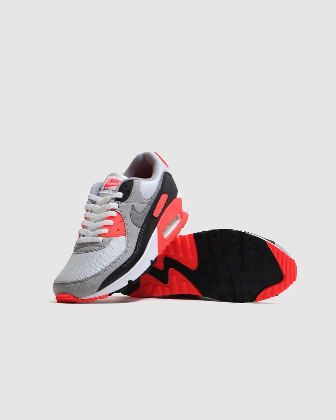 A+Sのインスタグラム：「2020. 10. 22 (thu) in store﻿ ﻿ ■NIKE AIR MAX Ⅲ﻿ COLOR : WHITE/BLACK-COOL GREY-RADIANT RED﻿ SIZE : 26.0cm - 29.0cm﻿ PRICE : ¥15,500 (+TAX)﻿ ﻿ この忠実なリメイクは、30年間スニーカー愛好家の注目を集めてきた。贅沢な履き心地とステッチされたオーバーレイを維持しながら、OGカラーをベースにカラーミックスし、これまで歩んできた歴史を表現しています。クラシックなTPUのアクセントと、レトロなタンラベルを含む90年代初頭のマイクロディテールが、ファンにはたまらない一足です。﻿ ﻿ This faithful remake has been the focus of sneaker lovers for 30 years. While maintaining luxurious comfort and stitched overlays, the color mix is based on the OG color, expressing the history of the past. Classic TPU accents and early 90's microdetails, including retro tan labels, are a must-have for fans.﻿ ﻿ #a_and_s﻿ #NIKE﻿ #NIKEAIRMAX﻿ #NIKEAIRMAXIII﻿ #NIKEAIRMAX3」