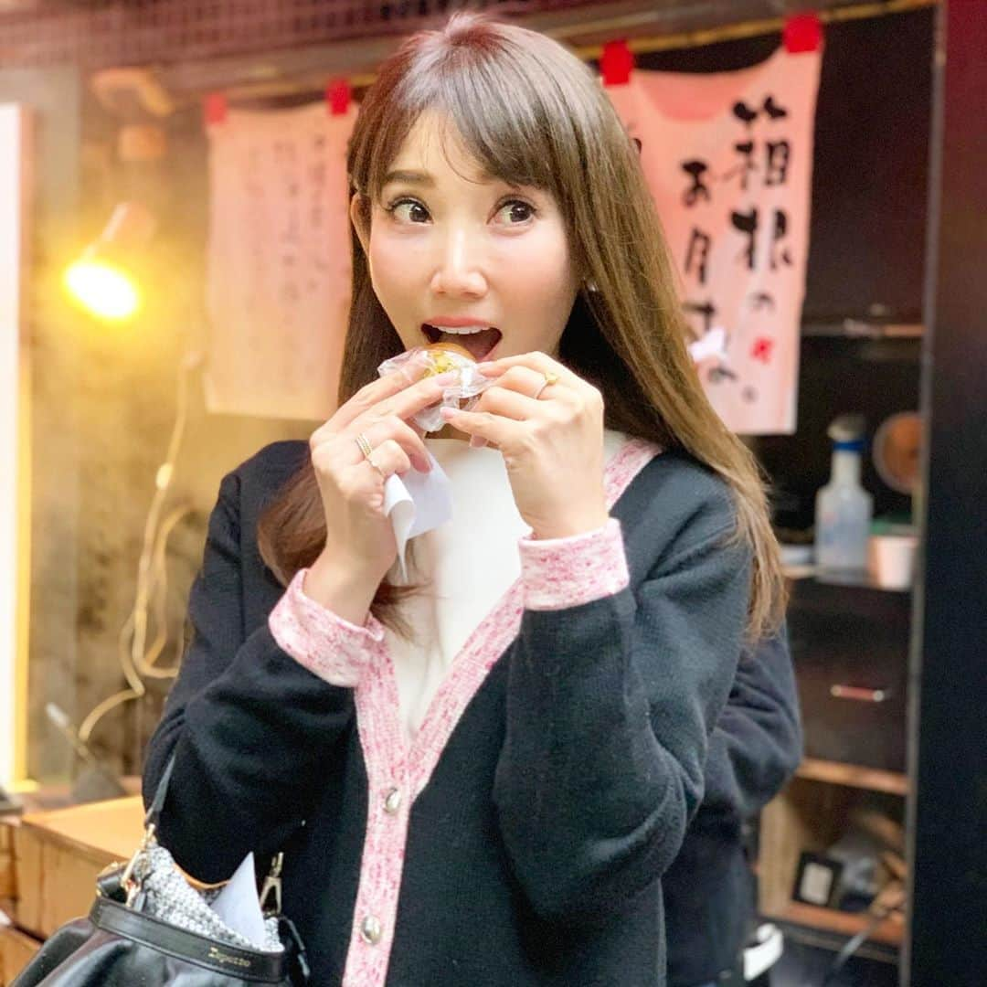 吉田美紀さんのインスタグラム写真 - (吉田美紀Instagram)「・ ・ 2つ前の投稿のコートの中♡ 腰丈のカーディガンは ミックスカラーをパイピングに作った新作♬ ・ ブラックコーデにもパイピングにピンクが入ると ほんのり明るい印象になる♡･:*+. ・ この日はとても寒かったから フロントは全て閉じてコーディネート。 ・ 前を開けたり肩からかけても決まるイチオシの一枚❤︎ ・ cardigan→#lialapg tops→#deuxiemeclasse  denim→#yanuk bag→#repetto  pumps→#chembur  ・ ・ #coordinate #outfit #ootd #look #style #fashion #wardrobe #instagood #instafashion #cardigan #コーディネート #ファッション #ママコーデ #ママコーディネート #ママファッション #カーディガン」10月20日 18時07分 - miki__yoshida