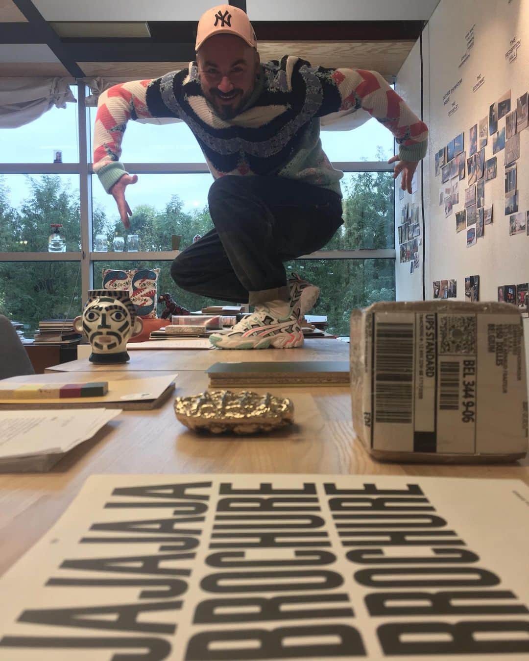 ジャンポールレスパナールのインスタグラム：「. Today is dancing on my desk day! Surrounded by these objects that inspires me so much. Wearing the clothes I LOVE. Working is such a pleasure when you get the perfect combo (and good coffee :)))」