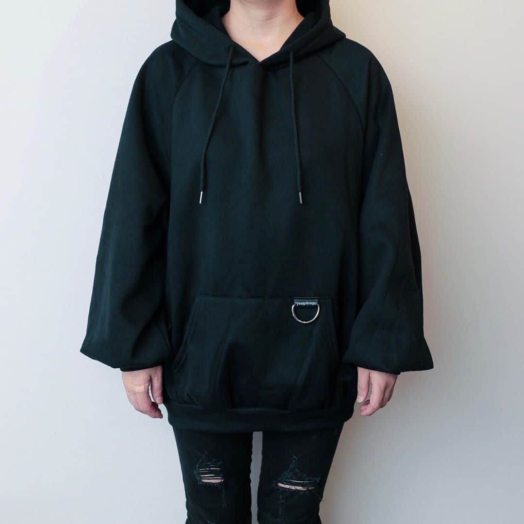 のインスタグラム：「TEARS OF SWAN-BIG SILHOUETTE HOODIEになります!! 那覇オーパ店頭、official webshopでも引き続き販売中ですので宜しくお願い致します😊🏬💻  http://tears-of-swan.shop-pro.jp/?pid=154423778 (webshopオーダー分は11月上旬発送開始になります)  @tears_of_swan  #tearsofswan  #bighoodie #parker #フーディ #パーカー」