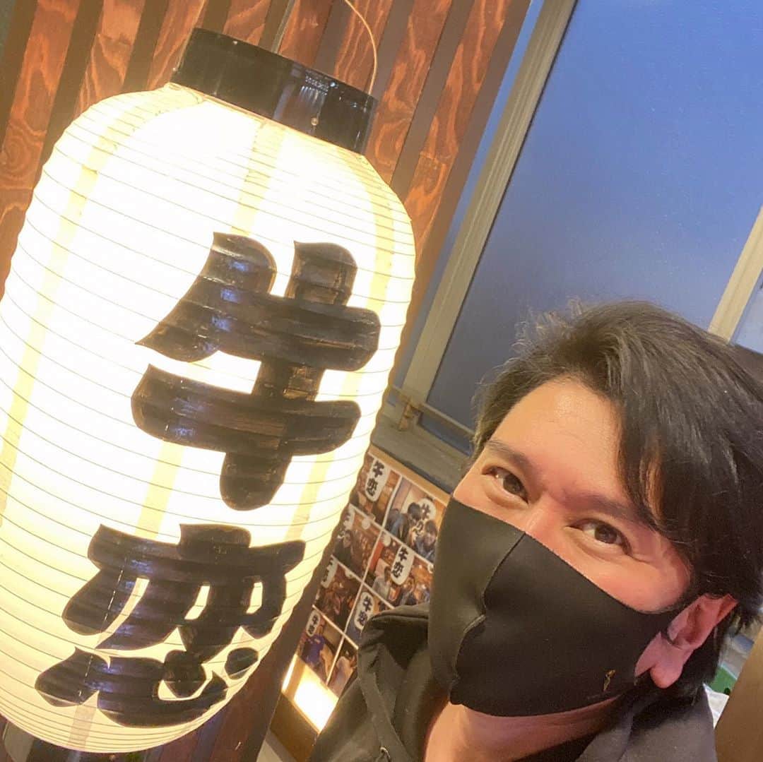 のインスタグラム：「芸能人がよく行ってる焼肉屋『牛恋』に行って来た、こんなに沢山芸能人が来てるんだってくらいの写真とサイン😂 次に俺が行った時に探すの大変だろうな💦 美味くて安い！コスパ最高👍  #芸能人が行く店 #芸能人が集まるお店  #牛恋 #渋谷区グルメ美味しいお肉  #川﨑麻世 #川崎麻世」