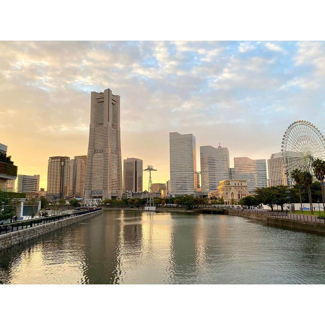 海隼人（有馬佐織）さんのインスタグラム写真 - (海隼人（有馬佐織）Instagram)「つづき🛳  タピリながら 中華街から、ゆ〜っくり山下公園の海沿いを歩き、赤レンガぐる〜っとマリーナ&ウォークまで🚶‍♀️🚶‍♀️💕  色んなオシャンなウォールアートやら雑貨やらw 溢れていて見ているだけで、テンション上がった〜✨😆✨  完  今年の良い思い出の一つ☺️  さっ！ あと今年も年末までがんばるぞ〜🤪👐  #背中から羽根生えましてん #ラインダンスぶり#w #横浜#yokohama #元町中華街#山下公園#散策 #おのぼりさんの旅 #つづき #marineandwalk  #wallart #art #angelwings#angel #sunset #小旅行気分 #ウキウキ#ワクワク #宝塚#元星組#下級生 #白鳥ゆりや#トリさん #happy#smile#😆 #元宝塚#宝塚og #海隼人」10月20日 18時12分 - saorimahalo