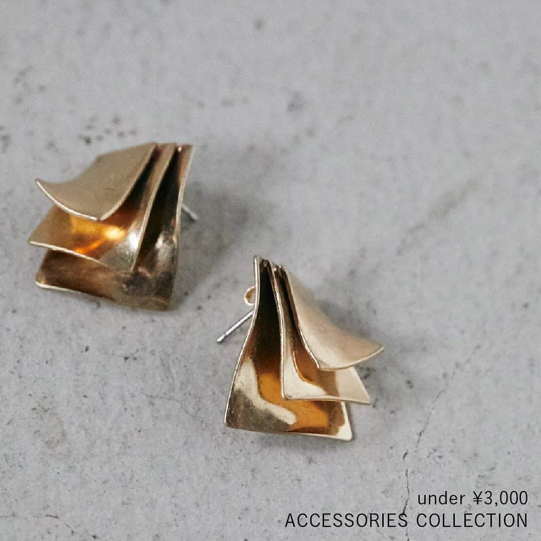 のインスタグラム：「秋は小物で気分をチェンジ。 予算¥3,000円以下の旬アクセ特集✨ ━━━━━━━━━━━━━━━━━━ ブラウンやモノトーンなど シックなカラーが多くなる秋冬は、 耳元や首元のアクセでアクセントを♡  今回は、予算¥3,000円以下の旬アクセをご紹介！  画像TAPで商品詳細をチェック✔️ ━━━━━━━━━━━━━━━━━━ #SHELTTERWEBSTORE #SWS #SHELMAG」
