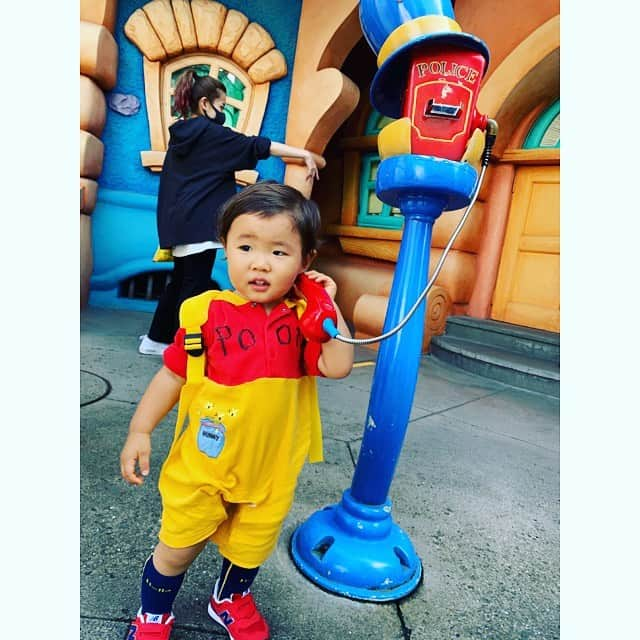 NON-Pさんのインスタグラム写真 - (NON-PInstagram)「🍀2020 / 10/ 20🍀 ・ 「もしも〜し📞👶🏻」 ・ ユウシン、今日で1歳8ヶ月になりました👶🏻❤️ @nikumanbaby_yuu 💚 ・ なんと！！！！！！！！！！！！！ ユウシン、保育園好きな子が居るらしい❤️ ・ 毎日、この子見つけたら近付いて行って前から顔をのぞき込んだり、頭からグリグリしに行くらしい❣️ 頭からグリグリして甘えるの、私にだけだったのにー😭💔ww ・ で、いつもは２人で笑い合ってほのぼのしてるらしいんだけど、 この前、その女の子が風邪で体調悪くて虫の居所が悪かったらしく、でもいつもみたいにユウシン近付いて行くからイヤだったみたいで手首かまれてた💔www ・ あと顔触ろうとして、それもイヤだったみたいで手を払われた時におでこにひっかき傷作って帰って来たり💔www ・ その時はワーンってなるけど、すぐに忘れてまた近付いて行くらしい❣️ ・ どんだけ好きなんだよ？！ ・ ってカンジで、諦めない男に成長中です👶🏻💙ww ・ ・ #日々成長 #生まれてきてくれてありがとう  #初恋 #❤️ #諦めない　心 #1歳8ヶ月 #1years8month  #baby #boy #👶🏻 #happy #smile  #友優心 #ゆうしん #yuushin #cute #🤱🏻 #宝物 #mylove #iloveyou #愛してる #disney #winniethepooh」10月20日 18時14分 - nonp_mam