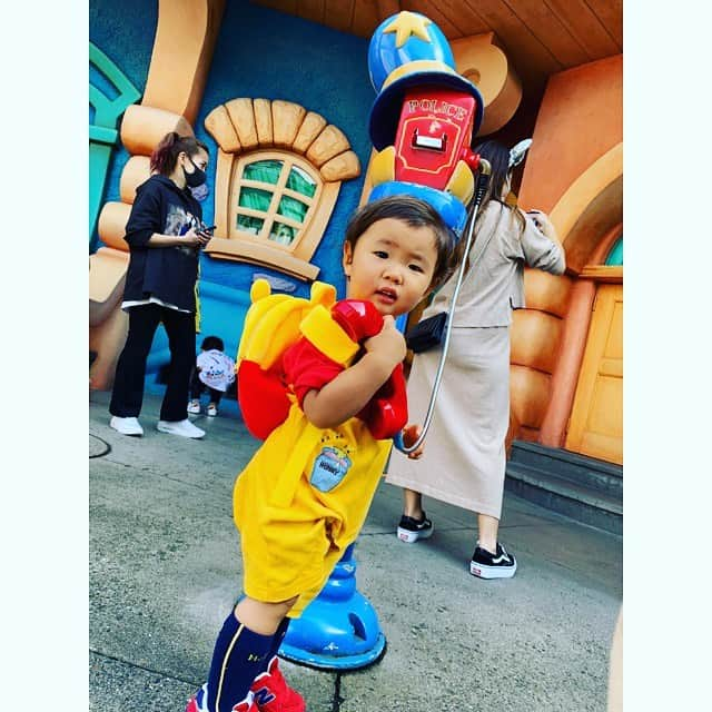 NON-Pさんのインスタグラム写真 - (NON-PInstagram)「🍀2020 / 10/ 20🍀 ・ 「もしも〜し📞👶🏻」 ・ ユウシン、今日で1歳8ヶ月になりました👶🏻❤️ @nikumanbaby_yuu 💚 ・ なんと！！！！！！！！！！！！！ ユウシン、保育園好きな子が居るらしい❤️ ・ 毎日、この子見つけたら近付いて行って前から顔をのぞき込んだり、頭からグリグリしに行くらしい❣️ 頭からグリグリして甘えるの、私にだけだったのにー😭💔ww ・ で、いつもは２人で笑い合ってほのぼのしてるらしいんだけど、 この前、その女の子が風邪で体調悪くて虫の居所が悪かったらしく、でもいつもみたいにユウシン近付いて行くからイヤだったみたいで手首かまれてた💔www ・ あと顔触ろうとして、それもイヤだったみたいで手を払われた時におでこにひっかき傷作って帰って来たり💔www ・ その時はワーンってなるけど、すぐに忘れてまた近付いて行くらしい❣️ ・ どんだけ好きなんだよ？！ ・ ってカンジで、諦めない男に成長中です👶🏻💙ww ・ ・ #日々成長 #生まれてきてくれてありがとう  #初恋 #❤️ #諦めない　心 #1歳8ヶ月 #1years8month  #baby #boy #👶🏻 #happy #smile  #友優心 #ゆうしん #yuushin #cute #🤱🏻 #宝物 #mylove #iloveyou #愛してる #disney #winniethepooh」10月20日 18時14分 - nonp_mam