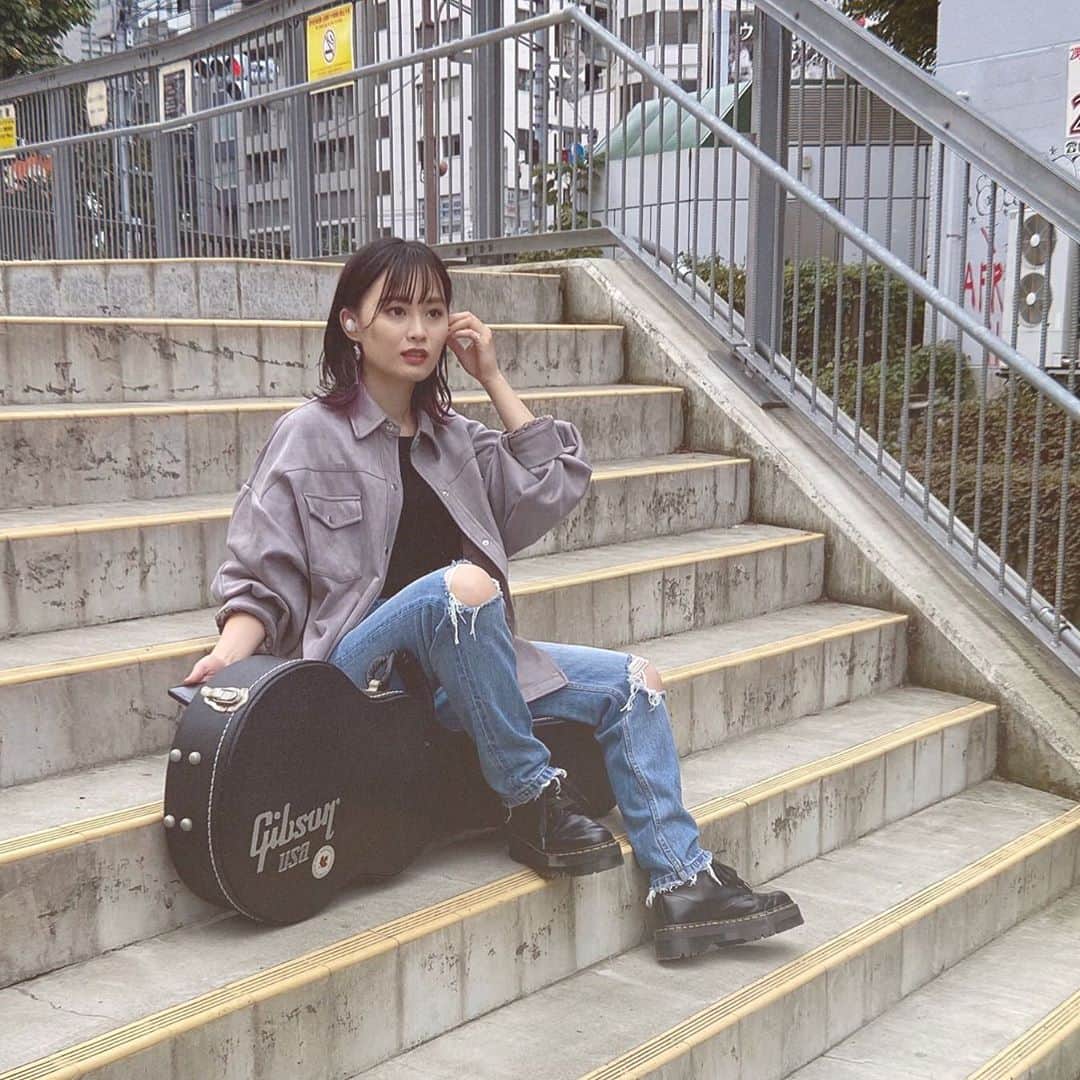 Luna.（ルナ）さんのインスタグラム写真 - (Luna.（ルナ）Instagram)「新曲 ｢ #未熟なウルフ ｣オフショット📸  渋谷のとある階段で撮影。 この場面ではイヤホンをしながらの撮影だったので、スタッフさんの声が聞こえなくて何度も はいっ？！と聞き返しました🙋🏻  MV公開から1日が経ちました❕ 既にたくさんの方に観ていただき、本当に嬉しいです。 私のプロフィールのURLから観ることができます！ ぜひ、ぜひ(^-^)  インスタ、ツイッターではMV撮影のオフショット等々、 UPしていこうと思うのでよろしくお願いします ☽︎‪︎  ・配信リリースまで、あと11日🕸」10月20日 18時15分 - luna.singuitar