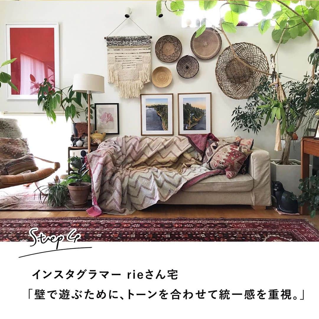 RE住むRENOVATIONさんのインスタグラム写真 - (RE住むRENOVATIONInstagram)「《 暮らしのヒント 》﻿ 「自分好みの空間を叶える壁アレンジ術」﻿ ﻿ お部屋を更に自分好みの空間にするには、壁スペースも活用すべし！今回は、壁までもを自分の好みに合わせて工夫されている方々のアレンジ術をご紹介！﻿ ﻿ ■ひとり暮らしクリエイター・minamiさん宅﻿ 東京都在住、1Kのお部屋で一人暮らしをしているクリエイターのminamiさん。お部屋には、服作りに関わるクリエイターならではのアイテムもたくさん。シンプルな壁を彩るのは、古いファッションカタログを切り取ったものやミュージアムショップで購入したポストカードなど。他にも、服作りでよく使う生地見本や付け襟など、改めて見たらかわいいと感じたものを無造作に飾っているそう。日々のファッションを楽しむように、壁に飾るものもチェンジして自分らしく楽しんでます！﻿ ﻿ ■花屋「farver」渡辺礼人さん・安樹子さんご夫妻宅﻿ 中目黒にある花屋＜farver＞の、渡辺礼人さん・安樹子さんご夫妻。渡辺さんの家づくりは、最初からインテリアありきの構想だったそう。テーブルやソファをはじめ、壁のアート作品に到るまで、家にあるもの全てのバランスが取れています。統一感のある空間にするために、他のインテリアとのバランスを見て壁のディスプレイを創意工夫してみましょう！﻿ ﻿ ■ファッションディレクター大坪洋介さん宅﻿ 1970年代より単身LAに移住し、世界各地でファッションやライフスタイルの仕事に携わり一時代を築いてきた大坪洋介さん。ご自宅のガレージの扉を開くと、そこにはまさに男のロマンと言える光景が！1958年式の英国バックラーDD2という愛車のテイストに合わせて、ガレージの壁のインテリアを設置。お互いが喧嘩することなく、調和の取れた空間となっています。﻿ ﻿ ■インスタグラマー・rieさん宅﻿ カナダ人のご主人と19歳・16歳の娘さんと暮らす、インスタグラマーのrieさん。﻿ ラグは色のトーンを合わせることで、空間につながりができて、まとまるのだそう。その一方で、壁は、どんなにバラバラでも“心にグッと来るもの”を並べると、どう組み合わせてもしっくり馴染むそうです。壁以外が統一感があるので、壁で遊んでも浮かないのでしょう！﻿ ﻿ お部屋とのバランスを見ながらお気に入りのアイテムを壁に展示して、自分らしい素敵な空間を作ってみてはいかがでしょうか？﻿ ﻿ …………﻿ ﻿ WEBサイトでも記事公開中！﻿ （トップのURLよりご覧ください ）﻿ @dolive.media﻿ ﻿ #dolivemedia﻿ #dolive﻿ #暮らしをカジュアルに楽しむメディア﻿ ﻿ #暮らしを楽しむ #見せる収納 #収納アイデア #収納術 #リノベーション #壁 #壁アレンジ #インテリア #インテリアコーディネート #インテリア小物 #インテリアコーデ #インテリア雑貨 #インテリア好き #インテリア術 #ディスプレイ #リビング #インテリア好きな人と繋がりたい #リビングルーム #マイルーム #廊下 #お家 #インテリアデザイン #暮らしを整える #暮らしのアイデア #暮らしのアイデア #おしゃれインテリア #お部屋作り」10月20日 18時16分 - dolive.media