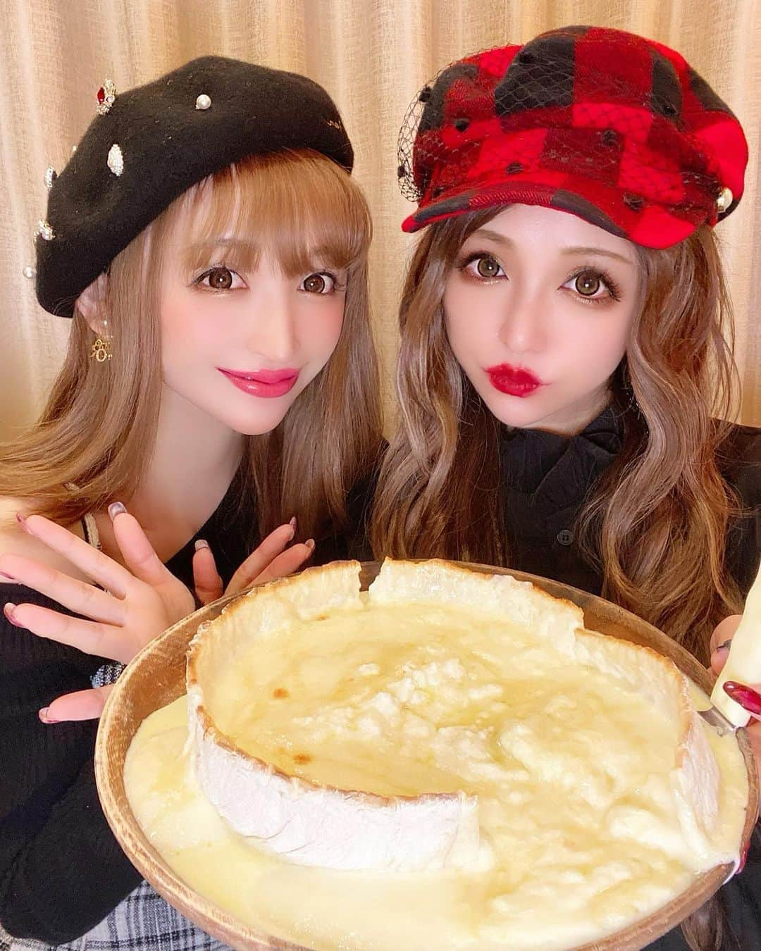 桜井莉菜さんのインスタグラム写真 - (桜井莉菜Instagram)「さき @saki_411 と @ark.2nd に行って来たよー🍕 やばいチーズの大洪水🧀 チーズがとにかく食べたい！ って思ったら絶対ココに行くべし✨✨✨ 間違いない🤩💓 アヒージョもパスタも美味しかった😭 今回は蜂蜜チーズピザにしたけど、今の時期はハロウィンだし、パンプキンピザもめちゃめちゃめちゃめちゃめちゃ美味しいから是非一回食べてみて欲しいー😭❤️ ご飯の後映画行って泣きました👁 隣見たら、さき大号泣🤣 さて、何を観たでしょーう？🤩  #新宿#新宿ご飯#新宿グルメ#新宿カフェ#ピザ#シカゴピザ#アークラウンジ#映画」10月20日 18時16分 - rina__sakurai