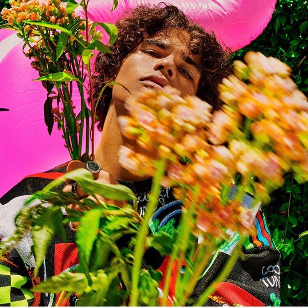 ジェームスロングのインスタグラム：「@alexaiono styled by @nicolaformichetti in @iceberg Loony Tunes collage. 🌞😀🌞 photo @christianhogstedt」