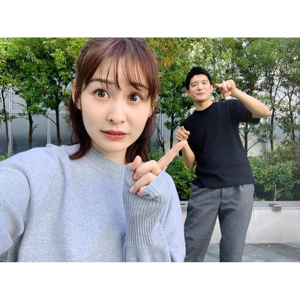 篠原光さんのインスタグラム写真 - (篠原光Instagram)「. 同期の岩田さん(@erina_iwata)に会いました。  決断力があって、 どんどん前に進む人。  だから 👩🏻‍🦰「髪切ろうかな、伸ばそうかな、どっちがいいと思う？」 👨🏻「どっちでもいいんじゃない？」 👩🏻‍🦰「切ろ」 とか 👩🏻‍🦰「麻婆豆腐とエビチリどっちがいいと思う？」 👨🏻「どっちでもいいんじゃない？」 👩🏻‍🦰「どっちも食べよ」 とか。 聞いてくるときには既に答えが出ている。 なので僕も安心して「どっちでも」と言います。  👨🏻(まじでどっちでもいいな…) と思いながら。  #どっちがいい？は #適当に流していい相談 #どうしたらいい？は #ちょっと真面目に聞かなきゃいけない相談  #ところで #👨🏻の口ひげないバージョンどこ #ゆる募 #口ひげ生えてない20、30代男性の絵文字」10月20日 18時26分 - ko_shinohara