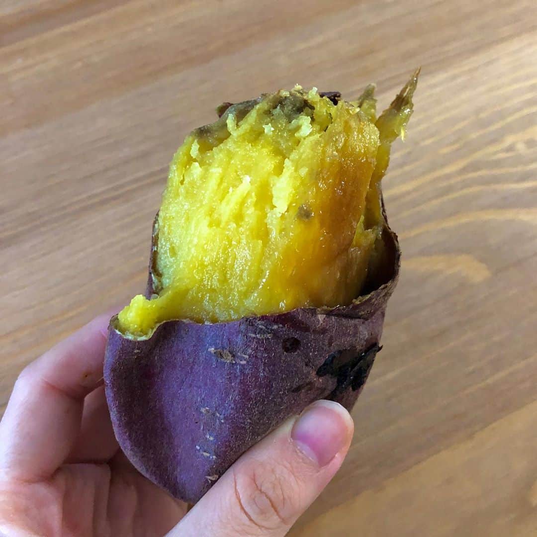 馬渕史香のインスタグラム：「さすがシルクスイート🍠 甘々ねっとり 蜜が出まくってた  妊娠中もかなりお世話になってた焼き芋🍠  ほくほく系が好きやけど、ねっとり系も好き 要するに、焼き芋が好き🍠💜  #食欲の秋 #やきいも #焼き芋 #シルクスイート #🍠  #ねっとり焼き芋」
