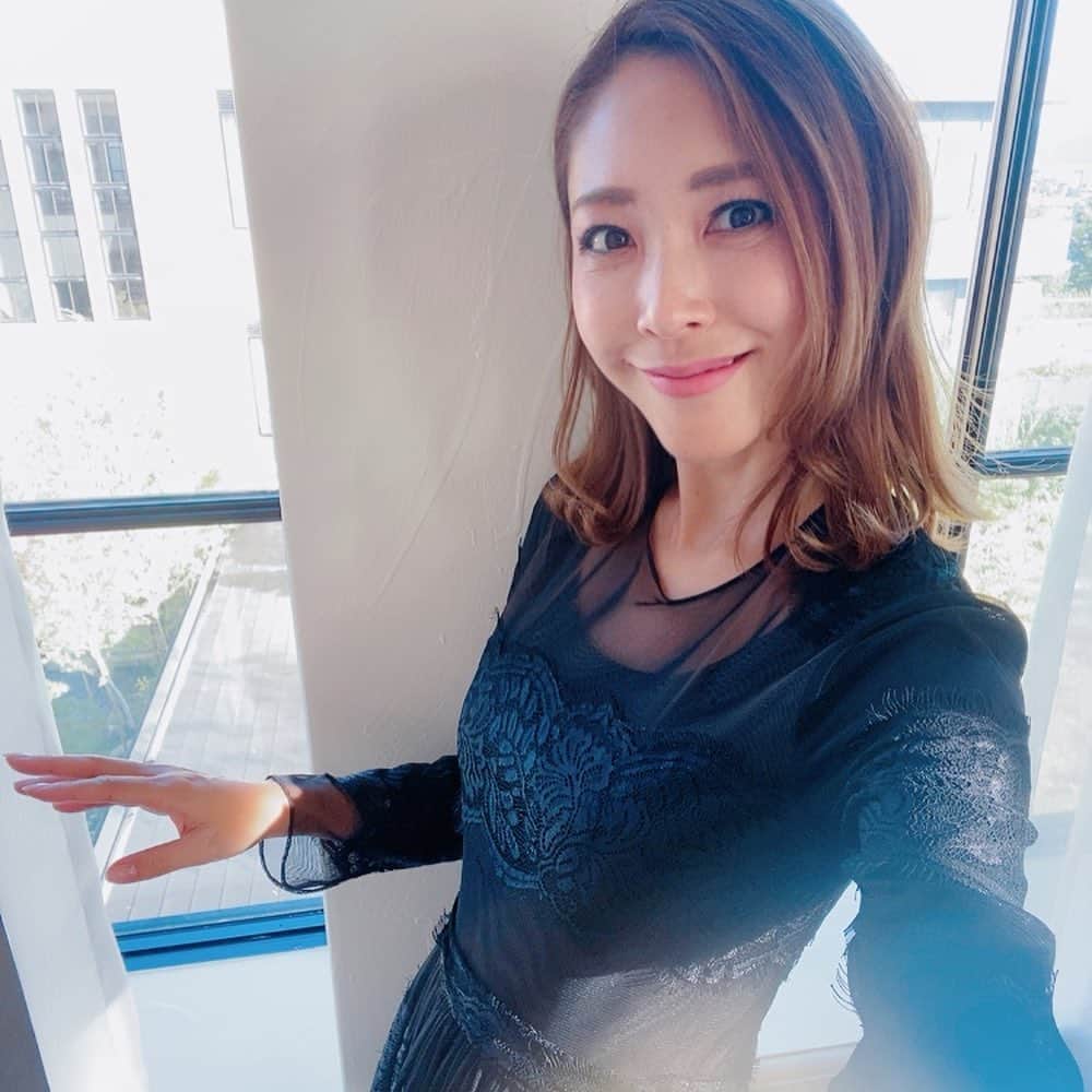 のインスタグラム：「一昨日の弾丸京都出張でお泊りしたのは、今年オープンしたばかりの @thehotelseiryukyotokiyomizu でした✨ ・ ここ、歴史ある建造物をそのまま使用していて、 元は小学校だったとか。 ・ 趣きがあって、洗練されえいて、 どこか海外のような… 個人的に凄く気に入りました🥰 ・ まずはお部屋編❣️ 今回、女性が喜びそうな ウェルカムスパークリングや、 可愛いチョコレートなども用意してくださっていて こういう心遣いがキュンとする💕 ・ こじんまりしたお部屋ですが、 景色もよくこのくらいの広さは 一泊ならちょうどよい◎ ・ 専用の倶楽部フロアや貸切にできるお風呂、 ジムもあったし、前から行ってみたかった #rooftopbar も行けたので、 そちらはまた次回のPOSTで😘 ・ #kyoto #京都 #出張 #gotoキャンペーン #trip #仕事が遊び #遊びが仕事 #hotelstay #luxury」