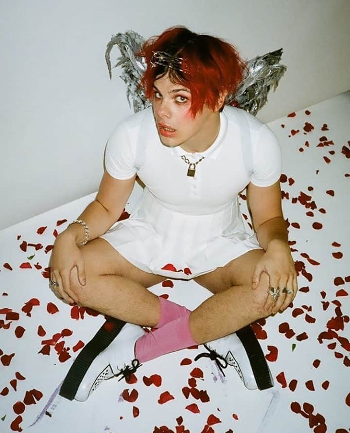 のインスタグラム：「From the upcoming album Weird to be released November 13th @yungblud recently released the single Cotton Candy. Unconditional love.⁠ ⁠ ⁠ ⁠ ⁠ ⁠ Thanks to @tmpllnt for the photo⁠」