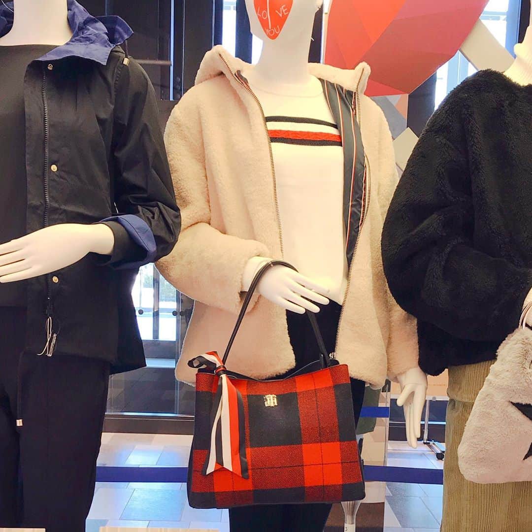のインスタグラム：「.  “アウターコレクション” お気に入りをみつける、 ならファのイチオシアウター . . 2F TOMMY HILFIGER . ✨テディージャケット　¥31,900✨ . グローバルストライプセーター　¥14,300 ストレッチスキニーパンツ　¥16,500 スニーカー　¥14,300 BAG　¥20,900 ※表示価格は税込価格です。 . . ふんわり素材が特徴で、 大きなブランドロゴの刺繍は後ろ姿のアクセントに💓 ファスナーのスライダーにカラーテープをあしらい、 随所にブランドらしさが光ります。 . . . #outer  #outerwear  #アウター #アウターコーデ  #ならファミリー #ならファ #narafamily #narafa #大和西大寺 #奈良 #autumn #shopping #fashion #おしゃれさんと繋がりたい  #tommyhilfiger #トミーヒルフィガー  #ジャケット #テディージャケット #ジャケットコーデ」