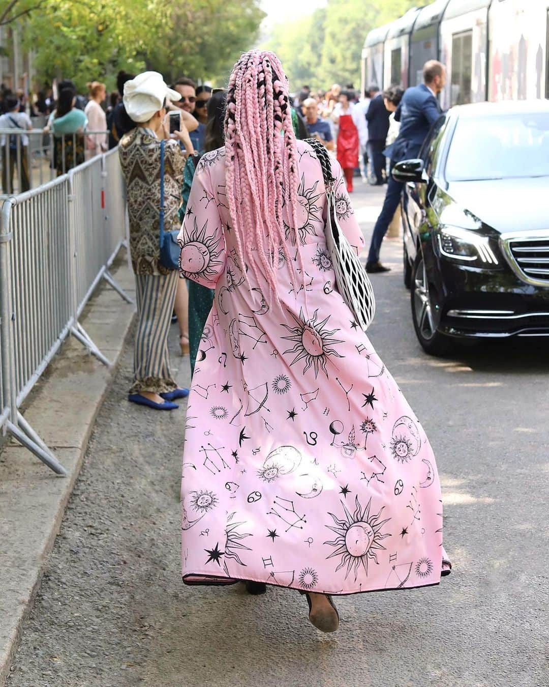 Lee Oliveiraのインスタグラム：「20th September 2018.  Details. Via Solari, Milan  . . . #style #prettyinpink #streetphotography #streetstyle」