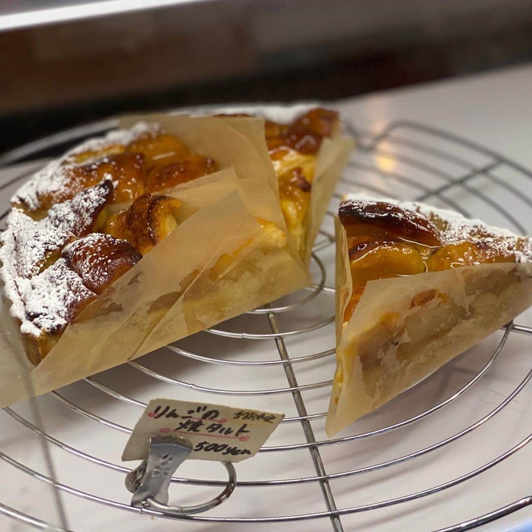 Ayuminさんのインスタグラム写真 - (AyuminInstagram)「🥧エーテル🥧 4年ぶりに来た大好きなカフェ @ether_02 美味しいキッシュが食べたくなったらここに来たら 間違いなし🙆‍♀️大きさも味も大満足の美味しさ❣️ 限定を頼むことが多かったけど今回は久々だから定番の ☑️#キッシュロレーヌ . サクサクの生地にたっぷり具材と とろけるアパレイユ🤤 上部のクリームチーズがたまらない！ . そしてエーテルさんはケーキも絶品👏👏 前回も食べた抹茶のガトーショコラ！ 濃厚でどっしりしっとりで大きい😍 ドリンクもいつもの大好きなエルダーフラワー！ . タイミングがなく4年もあいてしまったけど やっぱりここのキッシュが大好き❣️ テイクアウトもOK🙆‍♀️ . スタバクイーン👸🏼メインアカウント ➡︎ @ayumin0220stb . #エーテル#エーテルカフェ#ether#ethercafe#キッシュ#ガトーショコラ #名東区グルメ#名古屋グルメ#名古屋キッシュ#本郷カフェ#本郷ランチ #名東区カフェ#名東区ランチ#名古屋ランチ#名古屋カフェ #インスタグルメアワード2020#あいなご#ナゴレコ#グルメライター」10月20日 18時29分 - ayumin0220