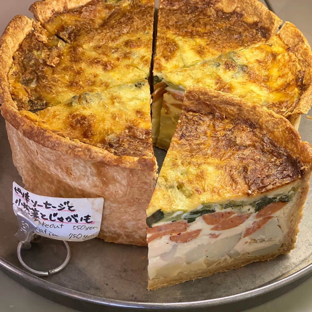 Ayuminさんのインスタグラム写真 - (AyuminInstagram)「🥧エーテル🥧 4年ぶりに来た大好きなカフェ @ether_02 美味しいキッシュが食べたくなったらここに来たら 間違いなし🙆‍♀️大きさも味も大満足の美味しさ❣️ 限定を頼むことが多かったけど今回は久々だから定番の ☑️#キッシュロレーヌ . サクサクの生地にたっぷり具材と とろけるアパレイユ🤤 上部のクリームチーズがたまらない！ . そしてエーテルさんはケーキも絶品👏👏 前回も食べた抹茶のガトーショコラ！ 濃厚でどっしりしっとりで大きい😍 ドリンクもいつもの大好きなエルダーフラワー！ . タイミングがなく4年もあいてしまったけど やっぱりここのキッシュが大好き❣️ テイクアウトもOK🙆‍♀️ . スタバクイーン👸🏼メインアカウント ➡︎ @ayumin0220stb . #エーテル#エーテルカフェ#ether#ethercafe#キッシュ#ガトーショコラ #名東区グルメ#名古屋グルメ#名古屋キッシュ#本郷カフェ#本郷ランチ #名東区カフェ#名東区ランチ#名古屋ランチ#名古屋カフェ #インスタグルメアワード2020#あいなご#ナゴレコ#グルメライター」10月20日 18時29分 - ayumin0220