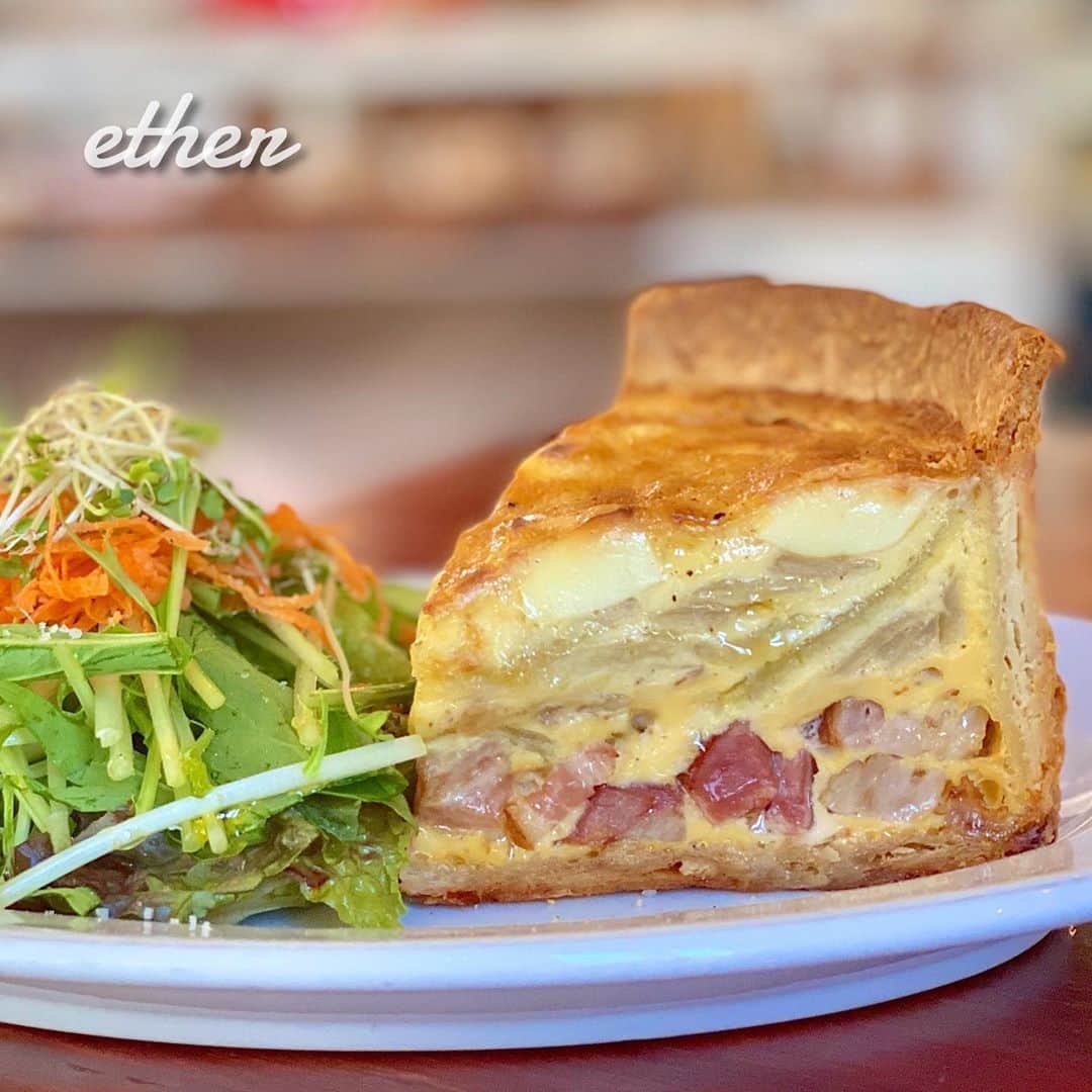 Ayuminさんのインスタグラム写真 - (AyuminInstagram)「🥧エーテル🥧 4年ぶりに来た大好きなカフェ @ether_02 美味しいキッシュが食べたくなったらここに来たら 間違いなし🙆‍♀️大きさも味も大満足の美味しさ❣️ 限定を頼むことが多かったけど今回は久々だから定番の ☑️#キッシュロレーヌ . サクサクの生地にたっぷり具材と とろけるアパレイユ🤤 上部のクリームチーズがたまらない！ . そしてエーテルさんはケーキも絶品👏👏 前回も食べた抹茶のガトーショコラ！ 濃厚でどっしりしっとりで大きい😍 ドリンクもいつもの大好きなエルダーフラワー！ . タイミングがなく4年もあいてしまったけど やっぱりここのキッシュが大好き❣️ テイクアウトもOK🙆‍♀️ . スタバクイーン👸🏼メインアカウント ➡︎ @ayumin0220stb . #エーテル#エーテルカフェ#ether#ethercafe#キッシュ#ガトーショコラ #名東区グルメ#名古屋グルメ#名古屋キッシュ#本郷カフェ#本郷ランチ #名東区カフェ#名東区ランチ#名古屋ランチ#名古屋カフェ #インスタグルメアワード2020#あいなご#ナゴレコ#グルメライター」10月20日 18時29分 - ayumin0220