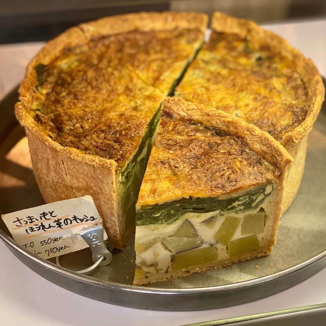 Ayuminさんのインスタグラム写真 - (AyuminInstagram)「🥧エーテル🥧 4年ぶりに来た大好きなカフェ @ether_02 美味しいキッシュが食べたくなったらここに来たら 間違いなし🙆‍♀️大きさも味も大満足の美味しさ❣️ 限定を頼むことが多かったけど今回は久々だから定番の ☑️#キッシュロレーヌ . サクサクの生地にたっぷり具材と とろけるアパレイユ🤤 上部のクリームチーズがたまらない！ . そしてエーテルさんはケーキも絶品👏👏 前回も食べた抹茶のガトーショコラ！ 濃厚でどっしりしっとりで大きい😍 ドリンクもいつもの大好きなエルダーフラワー！ . タイミングがなく4年もあいてしまったけど やっぱりここのキッシュが大好き❣️ テイクアウトもOK🙆‍♀️ . スタバクイーン👸🏼メインアカウント ➡︎ @ayumin0220stb . #エーテル#エーテルカフェ#ether#ethercafe#キッシュ#ガトーショコラ #名東区グルメ#名古屋グルメ#名古屋キッシュ#本郷カフェ#本郷ランチ #名東区カフェ#名東区ランチ#名古屋ランチ#名古屋カフェ #インスタグルメアワード2020#あいなご#ナゴレコ#グルメライター」10月20日 18時29分 - ayumin0220