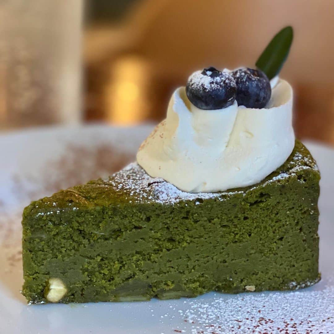 Ayuminさんのインスタグラム写真 - (AyuminInstagram)「🥧エーテル🥧 4年ぶりに来た大好きなカフェ @ether_02 美味しいキッシュが食べたくなったらここに来たら 間違いなし🙆‍♀️大きさも味も大満足の美味しさ❣️ 限定を頼むことが多かったけど今回は久々だから定番の ☑️#キッシュロレーヌ . サクサクの生地にたっぷり具材と とろけるアパレイユ🤤 上部のクリームチーズがたまらない！ . そしてエーテルさんはケーキも絶品👏👏 前回も食べた抹茶のガトーショコラ！ 濃厚でどっしりしっとりで大きい😍 ドリンクもいつもの大好きなエルダーフラワー！ . タイミングがなく4年もあいてしまったけど やっぱりここのキッシュが大好き❣️ テイクアウトもOK🙆‍♀️ . スタバクイーン👸🏼メインアカウント ➡︎ @ayumin0220stb . #エーテル#エーテルカフェ#ether#ethercafe#キッシュ#ガトーショコラ #名東区グルメ#名古屋グルメ#名古屋キッシュ#本郷カフェ#本郷ランチ #名東区カフェ#名東区ランチ#名古屋ランチ#名古屋カフェ #インスタグルメアワード2020#あいなご#ナゴレコ#グルメライター」10月20日 18時29分 - ayumin0220