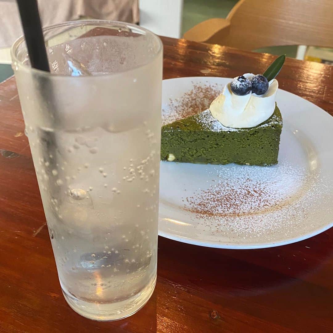 Ayuminさんのインスタグラム写真 - (AyuminInstagram)「🥧エーテル🥧 4年ぶりに来た大好きなカフェ @ether_02 美味しいキッシュが食べたくなったらここに来たら 間違いなし🙆‍♀️大きさも味も大満足の美味しさ❣️ 限定を頼むことが多かったけど今回は久々だから定番の ☑️#キッシュロレーヌ . サクサクの生地にたっぷり具材と とろけるアパレイユ🤤 上部のクリームチーズがたまらない！ . そしてエーテルさんはケーキも絶品👏👏 前回も食べた抹茶のガトーショコラ！ 濃厚でどっしりしっとりで大きい😍 ドリンクもいつもの大好きなエルダーフラワー！ . タイミングがなく4年もあいてしまったけど やっぱりここのキッシュが大好き❣️ テイクアウトもOK🙆‍♀️ . スタバクイーン👸🏼メインアカウント ➡︎ @ayumin0220stb . #エーテル#エーテルカフェ#ether#ethercafe#キッシュ#ガトーショコラ #名東区グルメ#名古屋グルメ#名古屋キッシュ#本郷カフェ#本郷ランチ #名東区カフェ#名東区ランチ#名古屋ランチ#名古屋カフェ #インスタグルメアワード2020#あいなご#ナゴレコ#グルメライター」10月20日 18時29分 - ayumin0220