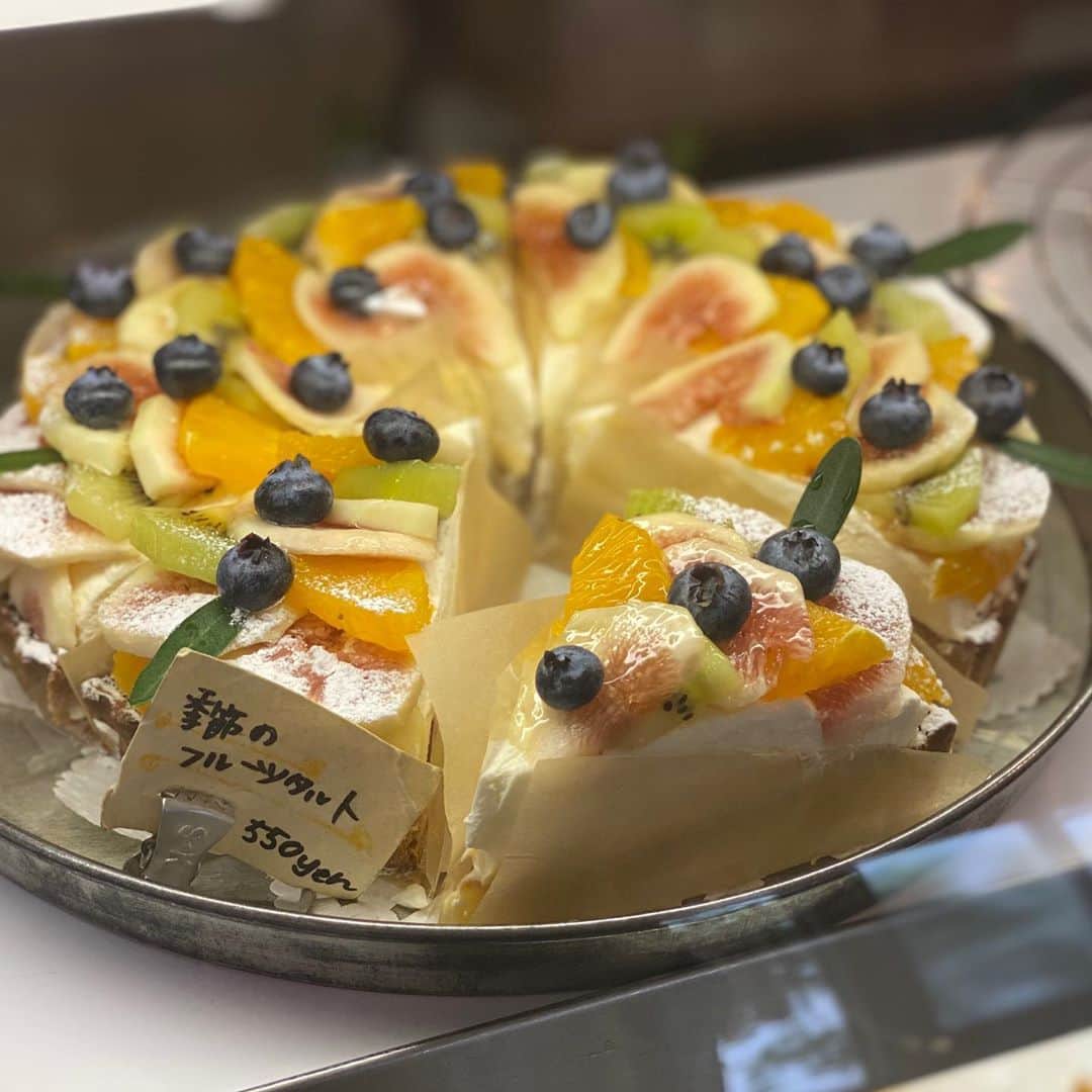 Ayuminさんのインスタグラム写真 - (AyuminInstagram)「🥧エーテル🥧 4年ぶりに来た大好きなカフェ @ether_02 美味しいキッシュが食べたくなったらここに来たら 間違いなし🙆‍♀️大きさも味も大満足の美味しさ❣️ 限定を頼むことが多かったけど今回は久々だから定番の ☑️#キッシュロレーヌ . サクサクの生地にたっぷり具材と とろけるアパレイユ🤤 上部のクリームチーズがたまらない！ . そしてエーテルさんはケーキも絶品👏👏 前回も食べた抹茶のガトーショコラ！ 濃厚でどっしりしっとりで大きい😍 ドリンクもいつもの大好きなエルダーフラワー！ . タイミングがなく4年もあいてしまったけど やっぱりここのキッシュが大好き❣️ テイクアウトもOK🙆‍♀️ . スタバクイーン👸🏼メインアカウント ➡︎ @ayumin0220stb . #エーテル#エーテルカフェ#ether#ethercafe#キッシュ#ガトーショコラ #名東区グルメ#名古屋グルメ#名古屋キッシュ#本郷カフェ#本郷ランチ #名東区カフェ#名東区ランチ#名古屋ランチ#名古屋カフェ #インスタグルメアワード2020#あいなご#ナゴレコ#グルメライター」10月20日 18時29分 - ayumin0220