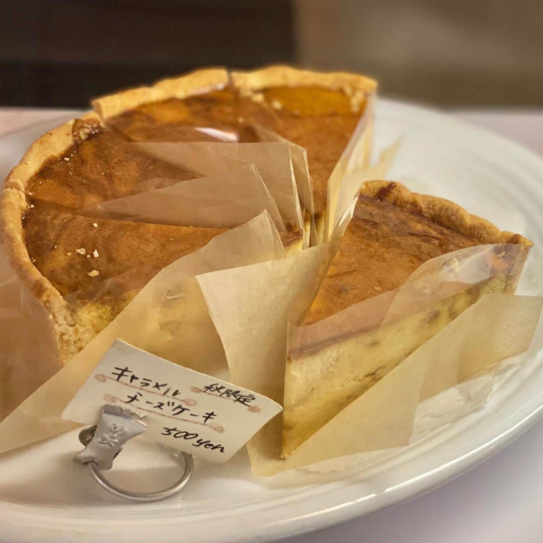 Ayuminさんのインスタグラム写真 - (AyuminInstagram)「🥧エーテル🥧 4年ぶりに来た大好きなカフェ @ether_02 美味しいキッシュが食べたくなったらここに来たら 間違いなし🙆‍♀️大きさも味も大満足の美味しさ❣️ 限定を頼むことが多かったけど今回は久々だから定番の ☑️#キッシュロレーヌ . サクサクの生地にたっぷり具材と とろけるアパレイユ🤤 上部のクリームチーズがたまらない！ . そしてエーテルさんはケーキも絶品👏👏 前回も食べた抹茶のガトーショコラ！ 濃厚でどっしりしっとりで大きい😍 ドリンクもいつもの大好きなエルダーフラワー！ . タイミングがなく4年もあいてしまったけど やっぱりここのキッシュが大好き❣️ テイクアウトもOK🙆‍♀️ . スタバクイーン👸🏼メインアカウント ➡︎ @ayumin0220stb . #エーテル#エーテルカフェ#ether#ethercafe#キッシュ#ガトーショコラ #名東区グルメ#名古屋グルメ#名古屋キッシュ#本郷カフェ#本郷ランチ #名東区カフェ#名東区ランチ#名古屋ランチ#名古屋カフェ #インスタグルメアワード2020#あいなご#ナゴレコ#グルメライター」10月20日 18時29分 - ayumin0220