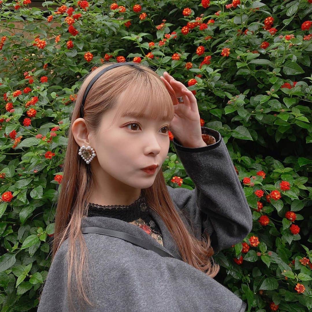 のインスタグラム：「#excelmake の#アイプランナー #リップべルベティストでメイクしてみたよ〜💄  質感が異なる4タイプ全20色のアイシャドウって凄くない！？組み合わせを考えるのが本当に楽しい😭💓  今回私が選んだカラーはアイホール全体に #R06ターメリック 二重幅に#F02ナツメグ 締め色に#R04トウキョウレディ まぶた中心に#D04ダンスホール でカラーメイクをしてみたよ🧡🤎名前の通り踊りたくなるくらいキラキラ✨  リップはベースに #LV02 と、中心に#LV04 を使ってみたよ ふんわりとしたつけ心地でマットなのに粉っぽくなく柔らかい印象になってよかった💋   ちなみになんだけど、今日20時からエクセル公式インスタグラムでこちらの新商品の紹介やメイクショーのインスタライブを実施するそうなので興味のある方は是非見てみてください🙋‍♀️ 豪華賞品がもらえるキャンペーンも開催されるので、エクセル公式HPもチェックしてみてね  #excel_partner#エクセル#excel_eyeplanning_cp #excel_partner#makeup」