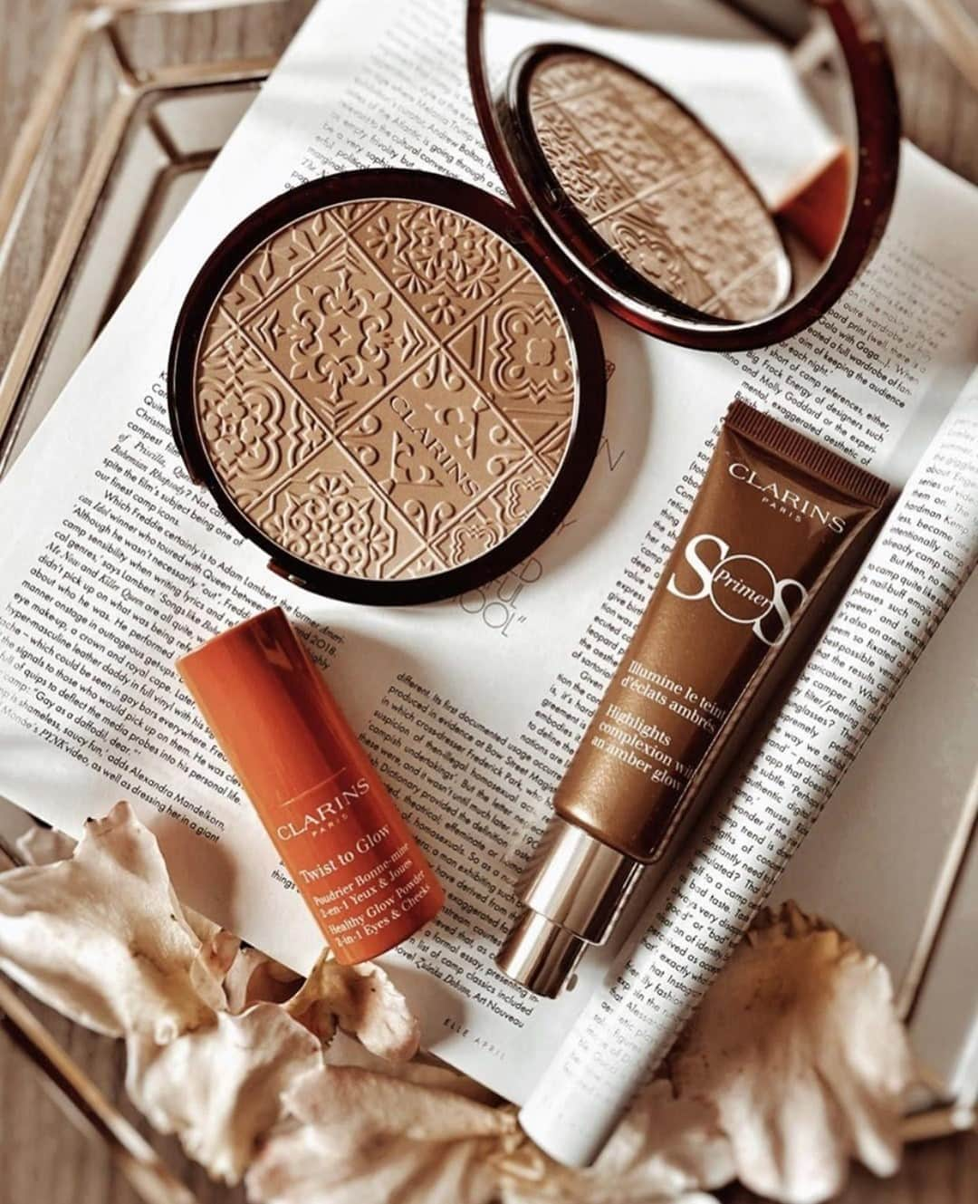 Clarins Australiaさんのインスタグラム写真 - (Clarins AustraliaInstagram)「Before you know it summer will be in full swing! Get prepped for sunny days and balmy nights with the ultimate Sunkissed Look:⁣ ⁣ 1️⃣ Apply SOS Primer in 08 Sunset pearls over the face to boost colour and complexion⁣ 2️⃣ Contour the face (temples, cheek and jaw) using the Bronzing Compact⁣ 3️⃣ Enhance with Twist to Glow in 01 Glowy Coral, gently blend into cheeks and eyes⁣ 4️⃣ Tint your lips with the Lip Twist Duo in 01 Red Sunset and finish with the glowing lip blam⁣ ⁣ ✨BONUS✨ To further enhance your complexion take your SOS Primer in 09 Amber Pearls, warm between fingers and gently pat along the highpoint of your cheek bones for that extra glow!⁣ ⁣ 📸 Image via @stefanylerso ⁣ ⁣ #ClarinsAus #ClarinsMakeup」10月20日 18時30分 - clarinsanz