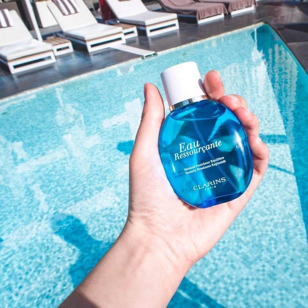 ClarinsUKさんのインスタグラム写真 - (ClarinsUKInstagram)「Essential oils of Basil, Iris, Cedarwood and Sarsaparilla promote a feeling of total relaxation in our Eau Ressourçante treatment fragrance 💙  As featured by @sarahjossel in this week's @theststyle magazine ✨  #Clarins #EauRessourcante #TreatmentFragrance」10月20日 18時30分 - clarinsuk