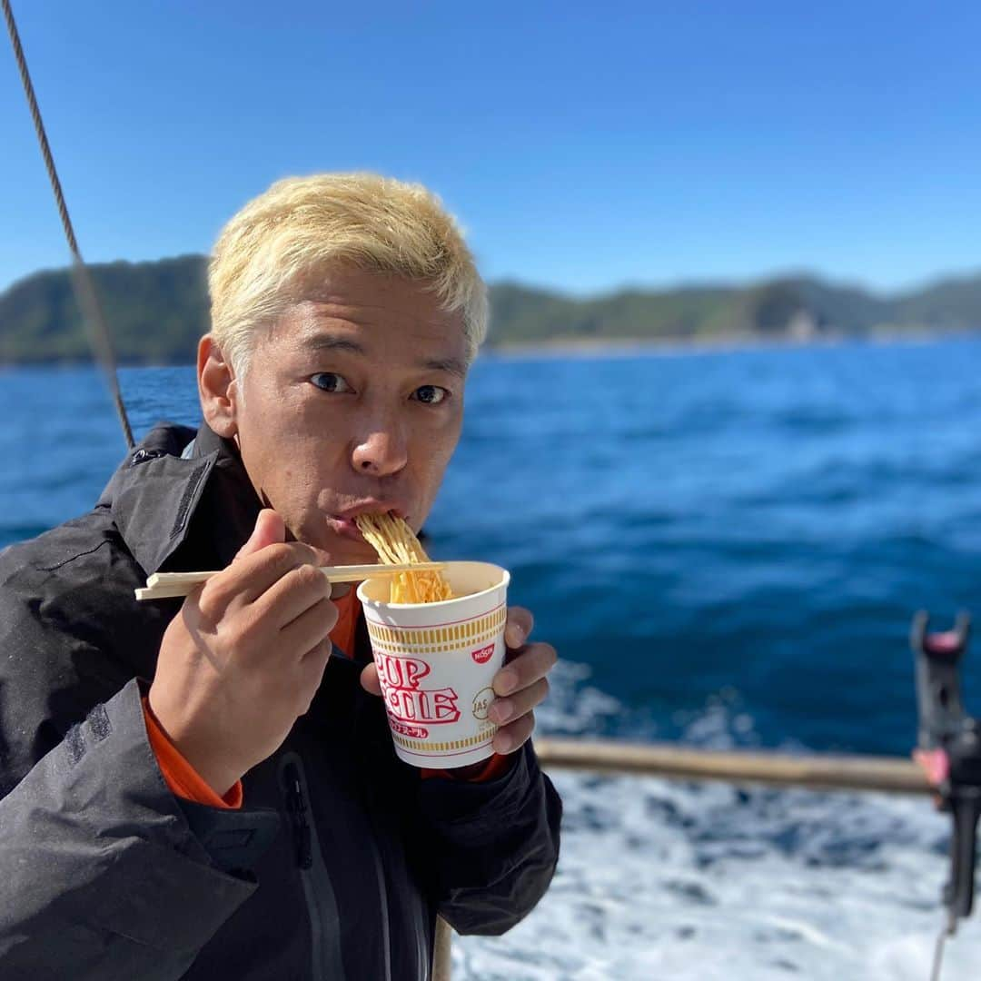 田村亮さんのインスタグラム写真 - (田村亮Instagram)「船上のカップラーメン #ロンドンブーツ亮 #海の上での温かい食べ物は悪魔的に美味い #釣り #九州」10月20日 18時32分 - ryo_tamura7