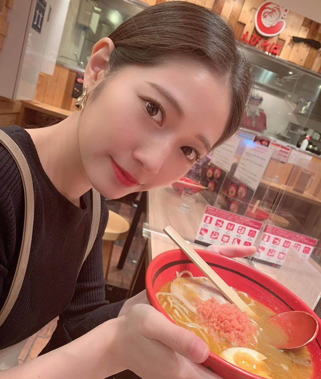 谷本安美さんのインスタグラム写真 - (谷本安美Instagram)「*﻿ 北海道から帰るとき空港で食べるラーメン﻿ えびそば一幻さん﻿ 味わい味噌がたまらくおいしいです！🦐﻿ ﻿ ﻿ 東京にも店舗があるので﻿ 是非みなさん食べてみてね！✨﻿ ﻿ ﻿ #一幻 #えびそば一幻 #ラーメン女子 #ラーメン部 #ラーメン大好き #ラーメンインスタグラマー #麺スタグラム #ramen #ramennoodles ﻿ #撮影 #フォト #photography #팔로우미 #フォロー #follow #followme #ハロプロ #つばきファクトリー #谷本安美」10月20日 18時33分 - ami_tanimoto.official