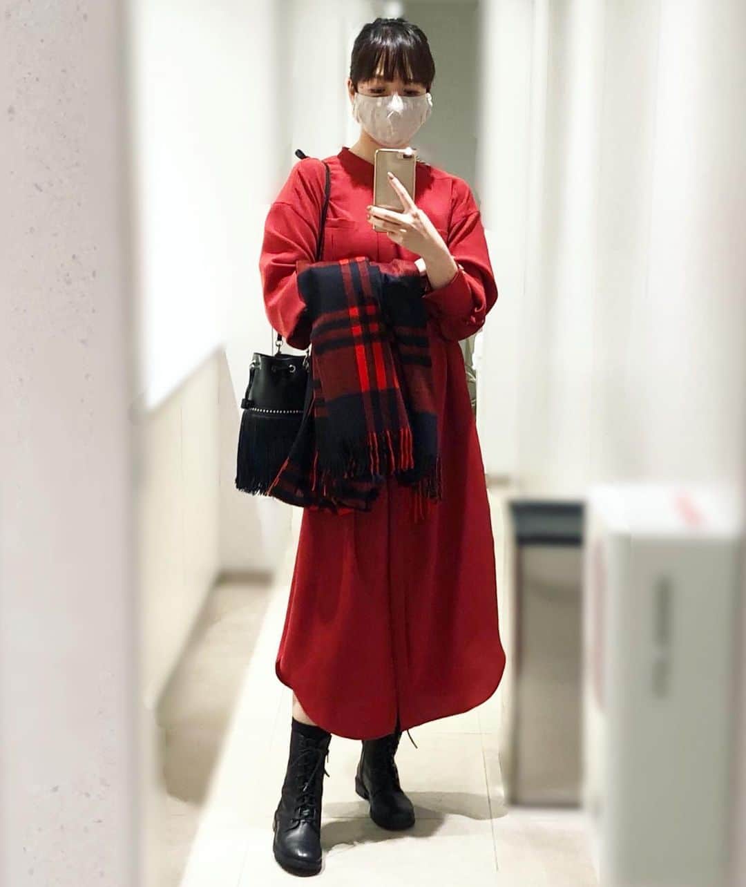 進藤やす子のインスタグラム：「✳︎ 今日もTSURUの走れるブーツBond❤️ . シャツワンピ #lautreamont  バッグ #jandmdavidson  ストール #joshuaellis  ブーツ #tsurubymarikooikawa  . 潔く赤×黒コーデ❤️🖤 . . #ootd  珍しく #着画  着画って自撮じゃない人、誰が撮ってるの？ 私撮ってくれる人いないんだけど😂」