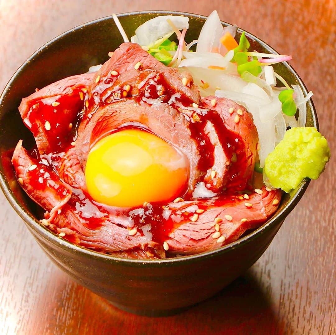 弁慶 鳳駅前店のインスタグラム：「弁慶自慢の「ローストビーフ丼」‼️  現在、弁慶鳳店では肉フェア」を開催しております🎉  その中でもおすすめの逸品が、「ローストビーフ丼」です✨  ローストビーフが卵黄と絡み合って、ご飯と一緒に食べれる😆  ぜひご賞味ください♪  #大阪 #堺市 #鳳 #鳳駅 #鳳駅前 #鳳駅前店 #弁慶 #弁慶鳳店 #居酒屋 #肉炉端 #肉 #ハッピーアワー #飲み放題 #ローストビーフ #ローストビーフ丼 #丼 #どんぶり #丼物」
