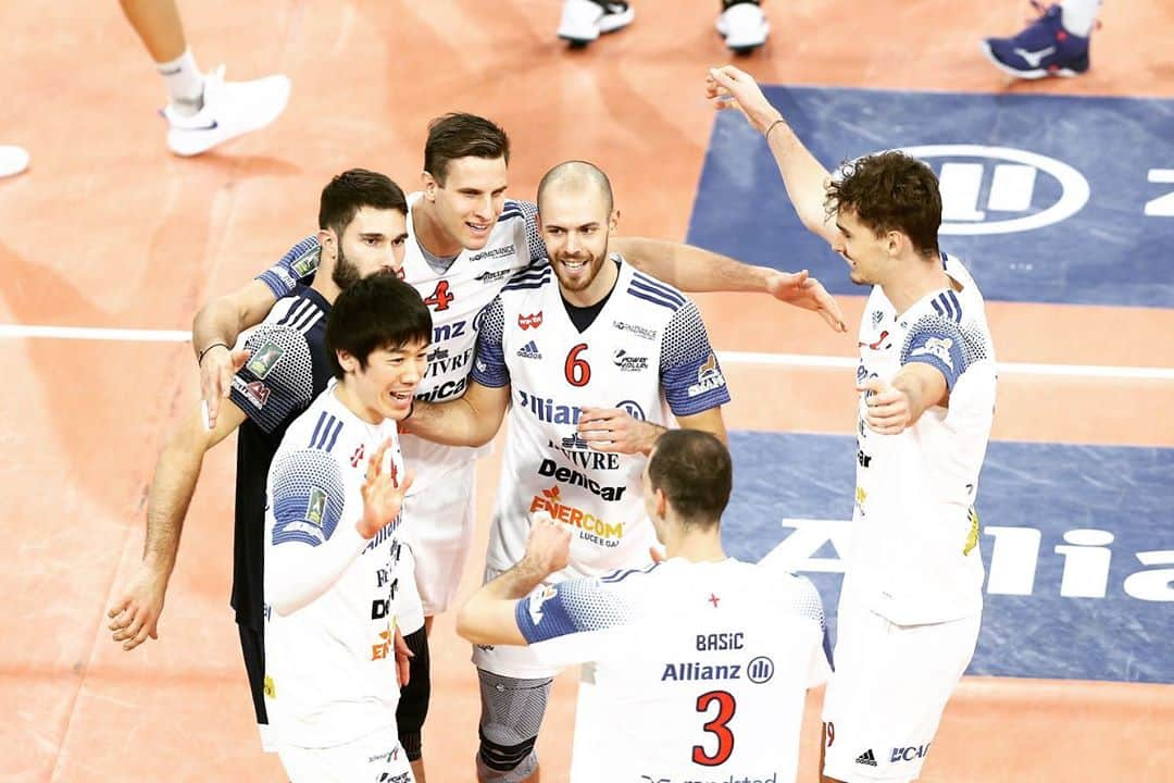 石川祐希さんのインスタグラム写真 - (石川祐希Instagram)「. .   vs Ravenna 3-2 vs Verona 3-1  先週は2連勝しました！！ 周りに助けられての勝利。 チーム力で勝つことができているからこそ、個人としてのパフォーマンスをさらに上げなければと感じた試合でした。  現在5勝1敗の3位ですが、さらに上目指して戦っていきます💪  @powervolleymilano  #descente #デサント #エイチアンドエス #プロクターアンドギャンブル  #vaam #ヴァーム #asics #アシックス #italia #serieA #superlega #pallavolo  @legavolley」10月20日 18時39分 - yuki_ishikawa_official