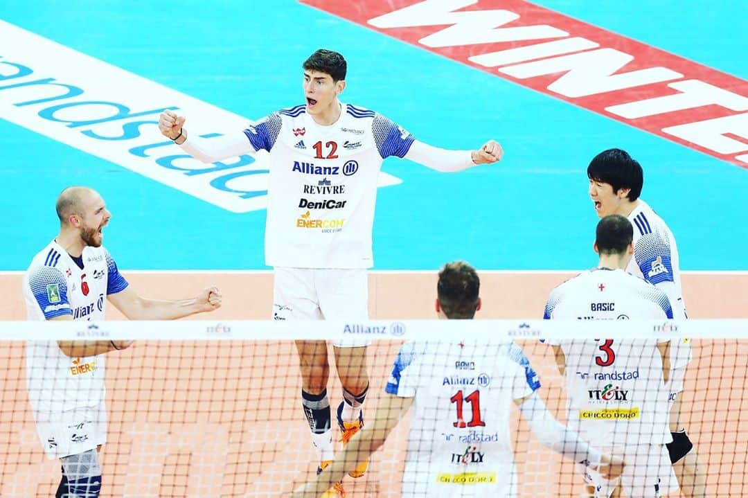 石川祐希さんのインスタグラム写真 - (石川祐希Instagram)「. .   vs Ravenna 3-2 vs Verona 3-1  先週は2連勝しました！！ 周りに助けられての勝利。 チーム力で勝つことができているからこそ、個人としてのパフォーマンスをさらに上げなければと感じた試合でした。  現在5勝1敗の3位ですが、さらに上目指して戦っていきます💪  @powervolleymilano  #descente #デサント #エイチアンドエス #プロクターアンドギャンブル  #vaam #ヴァーム #asics #アシックス #italia #serieA #superlega #pallavolo  @legavolley」10月20日 18時39分 - yuki_ishikawa_official