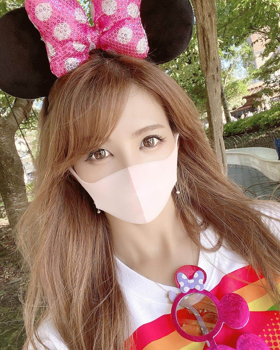 のインスタグラム：「カチューシャの耳、お家に増えていくのあるあるじゃなーい？？🐭💗 ＊ ＊ 早くマスクしないでディズニーで遊べるようになるといいな🥺✨ ・ ・ ・ #ディズニー #ディズニーシー #ディズニーコーデ #ディズニーカチューシャ #お家に増えていく #ディズニーあるある #ミニーちゃん #ミニーちゃんになりたい #ミニー女子 #夢の国 #子供に戻れる場所」
