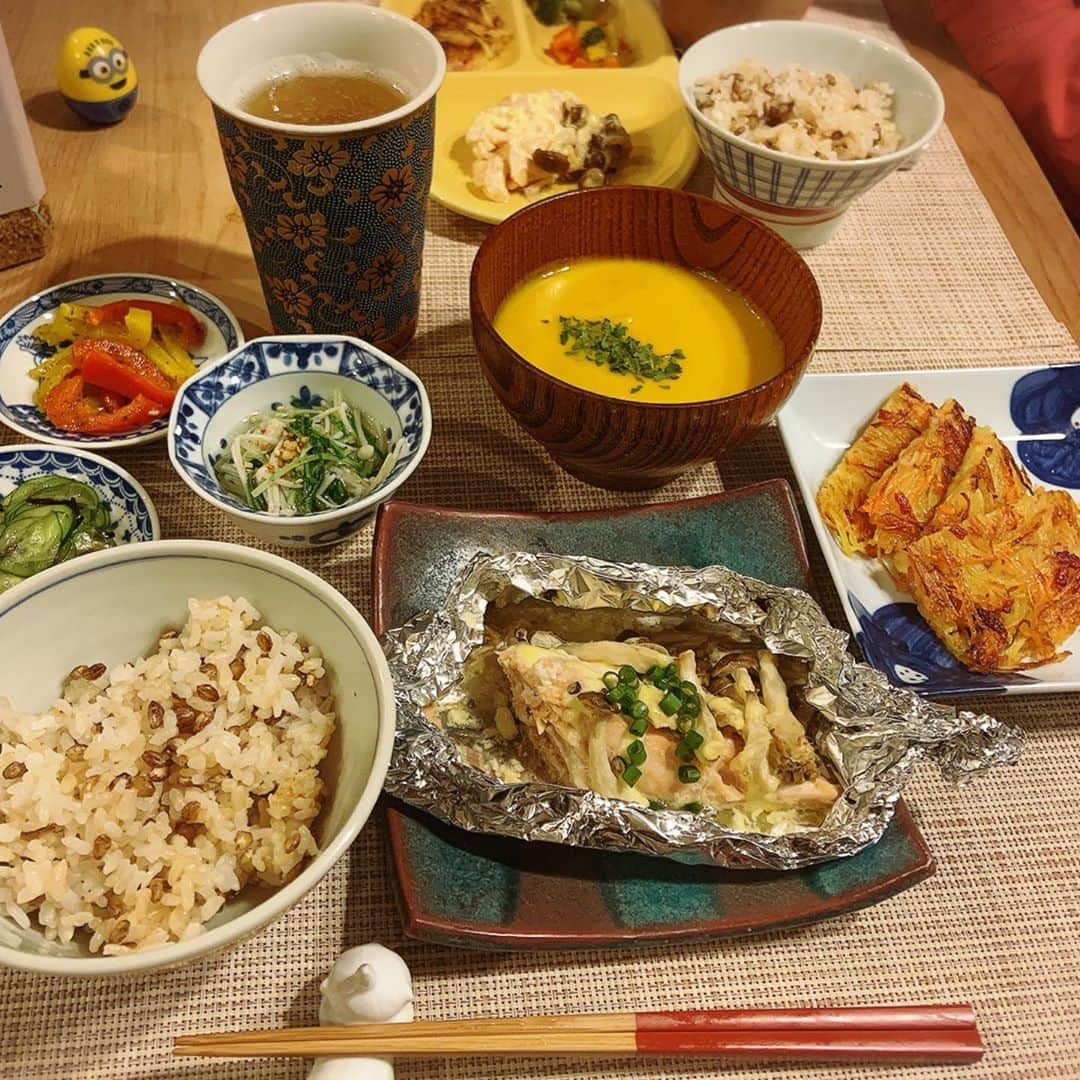 のインスタグラム：「秋を頂きました🍠🎃🐟 . . 秋ってば、、美味しい！！  . #夜ごはん#秋ごはん#かぼちゃのポタージュ#さつま芋のカリカリ焼き#鮭のホイル焼き」