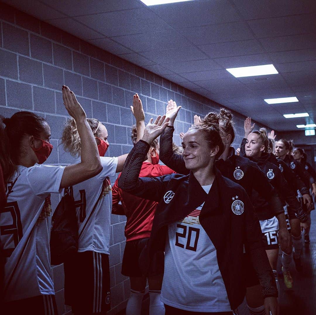 Lina Magullのインスタグラム：「High-five 🖐 auf die nächste Woche mit dem @dfb_frauenteam 🇩🇪 #nationalteam #dfb #biggame #england」