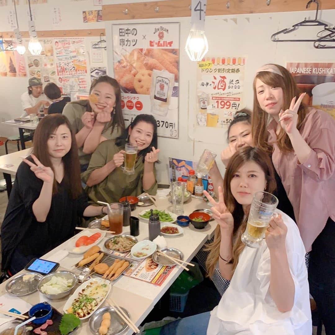 串カツ田中さんのインスタグラム写真 - (串カツ田中Instagram)「. @satomi.m1231 さん より 串カツ田中をご利用いただきありがとうございます！✨  串カツ田中では学生・女子会限定の飲み放題など、さまざまなお得なコースをご用意しております！宴会するなら串カツ田中で！ ※コースの詳細などはHPよりご確認ください。 ----------------------------------------------------- . . 女子会IN鴻池〜♪ 短い時間やったけどめっちゃ濃くて楽しかった😊✨お土産も嬉しかった✨ 歳とってもずっとこうやって集まりたいな〜 今日はありがとう♡ 明日からまた仕事がんばろ！ . . ----------------------------------------------------- . みなさんも #串カツ田中 で投稿してみてくださいね。投稿いただいた素敵なお写真を、串カツ田中の公式アカウントでご紹介させていただいております！ . .#串カツ #串カツ田中 #2度づけ禁止 #揚げたて #大阪伝統の味 #大阪グルメ #japanesefood #居酒屋 #乾杯 #楽しい #パーティー #女子会 #飲み放題#宴会#串#かつ #外飲み #女子会プラン #女子会コース #女子会最高 #飲み放題あり #女子会ディナー#乾杯🍻#串カツ田中食べ放題 #おすすめ居酒屋 #田中の素サワー #くし #チンチロリン #飲みすたぐらむ #串カツパーティー」10月20日 18時46分 - kushikatsu_tanaka