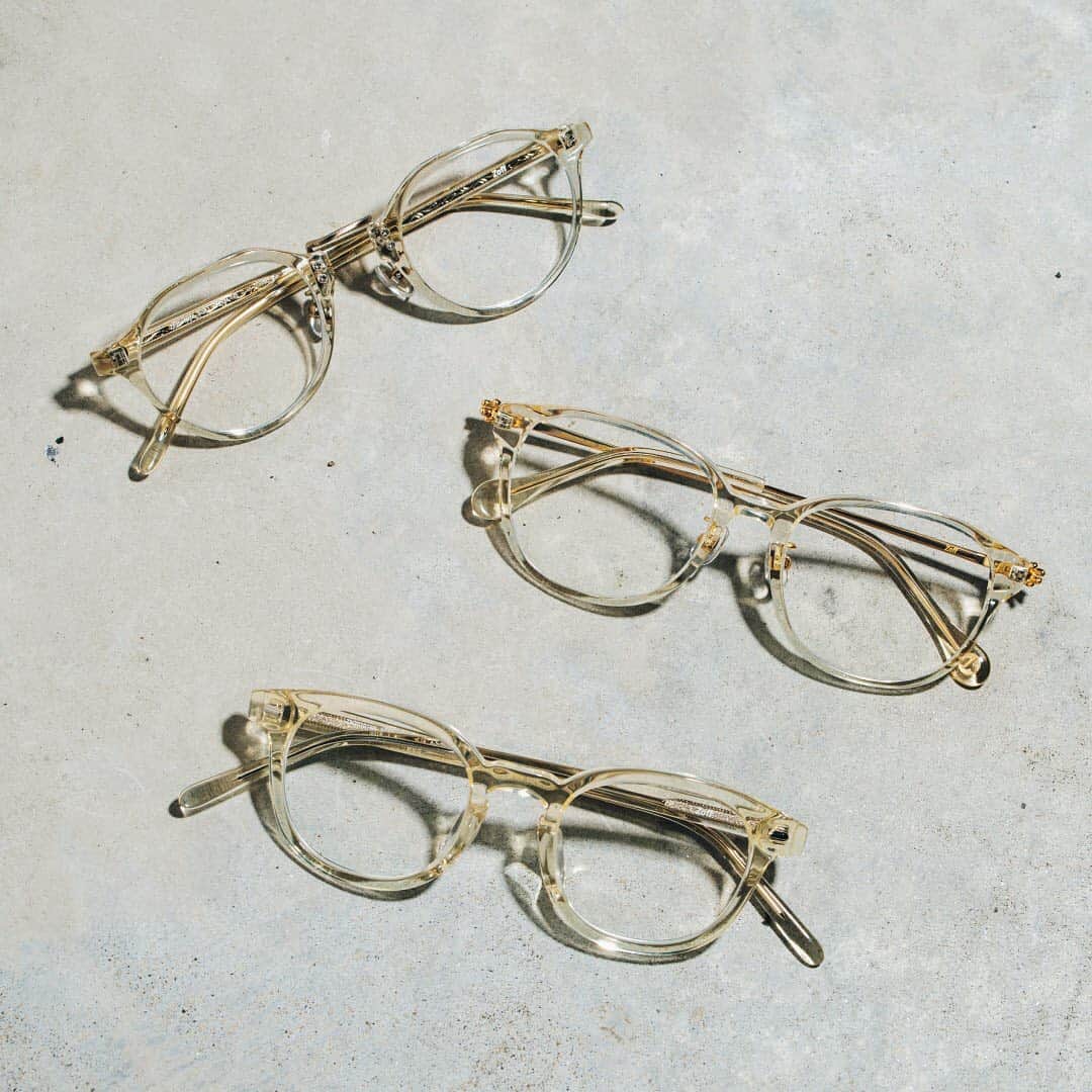 Zoff Officialのインスタグラム：「《カラー別おすすめアイウェア》  💎クリア💎 コーディネートに抜け感が出てスタイリッシュにまとめてくれる、一本持っておきたいカラー。  上から： 50's〜60'sヴィンテージ風のコンビフレーム。 ZF201007_50A1 ¥11,000(税込)  さり気ないハンドモチーフがポイントのフレーム。 ZF201004_50A1 ¥11,000(税込)  コンパクトなサイズ感でかけやすい。 ZN201019_50A1 ¥11,000(税込)  ✨ゴールド✨ ジュエリーのように顔まわりを華やかに見せてくれるゴールドのメタルフレーム。  上から： 極細フレームで顔馴染み◎。 ZF192013_57F1 ¥8,800(税込)  ディテールに遊び心を散りばめた一本。 ZO202009_56E1 ¥11,000(税込)   カラーストーン風のパーツがアクセント。 ZF202013_56E1 ¥11,000(税込)  🍁ブラウン🍁 一本あると便利な定番ブラウンは、秋冬ファッションとの相性の良さも間違いなし。  上から： 初心者にもおすすめのグラデーションカラー。 ZP201005_48A1 ¥11,000(税込)  程よい存在感のクラウンパント。 ZF202007_43E1 ¥11,000(税込)  軽くて壊れにくいZoff SMARTの抗菌モデル。 ZJ201018-43A1 ¥11,000(税込)  #zoff #ゾフ #Zoff女子 #ゾフ女子 #アイウェア #メガネ #メガネ女子 #メタルフレーム #クリアフレーム #クリアメガネ」