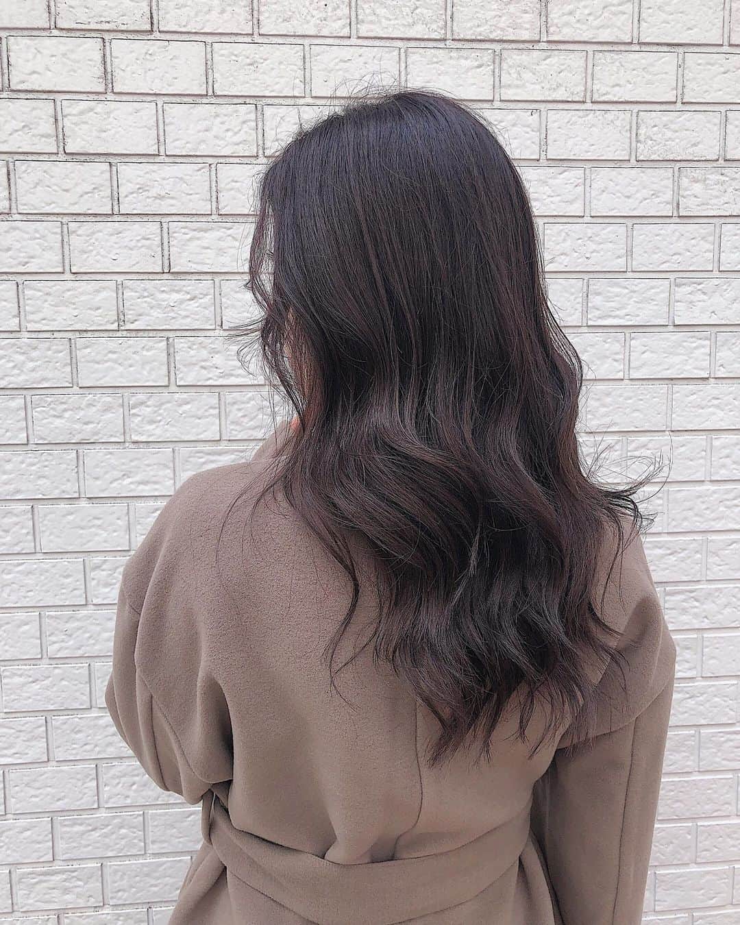 のインスタグラム：「. . パープル入れてもらって暗め艶カラー✌️✌️ . 担当はいつもお世話になってる @morikawa_george さん🦍 今回も最高でーす🤍🤍 . 前髪も軽くしてもらってセットしやすい☺️ ありがとうございました🦍🦍 . #hair #ヘアカラー#艶カラー#ダークカラー#バイオレットブラウン」